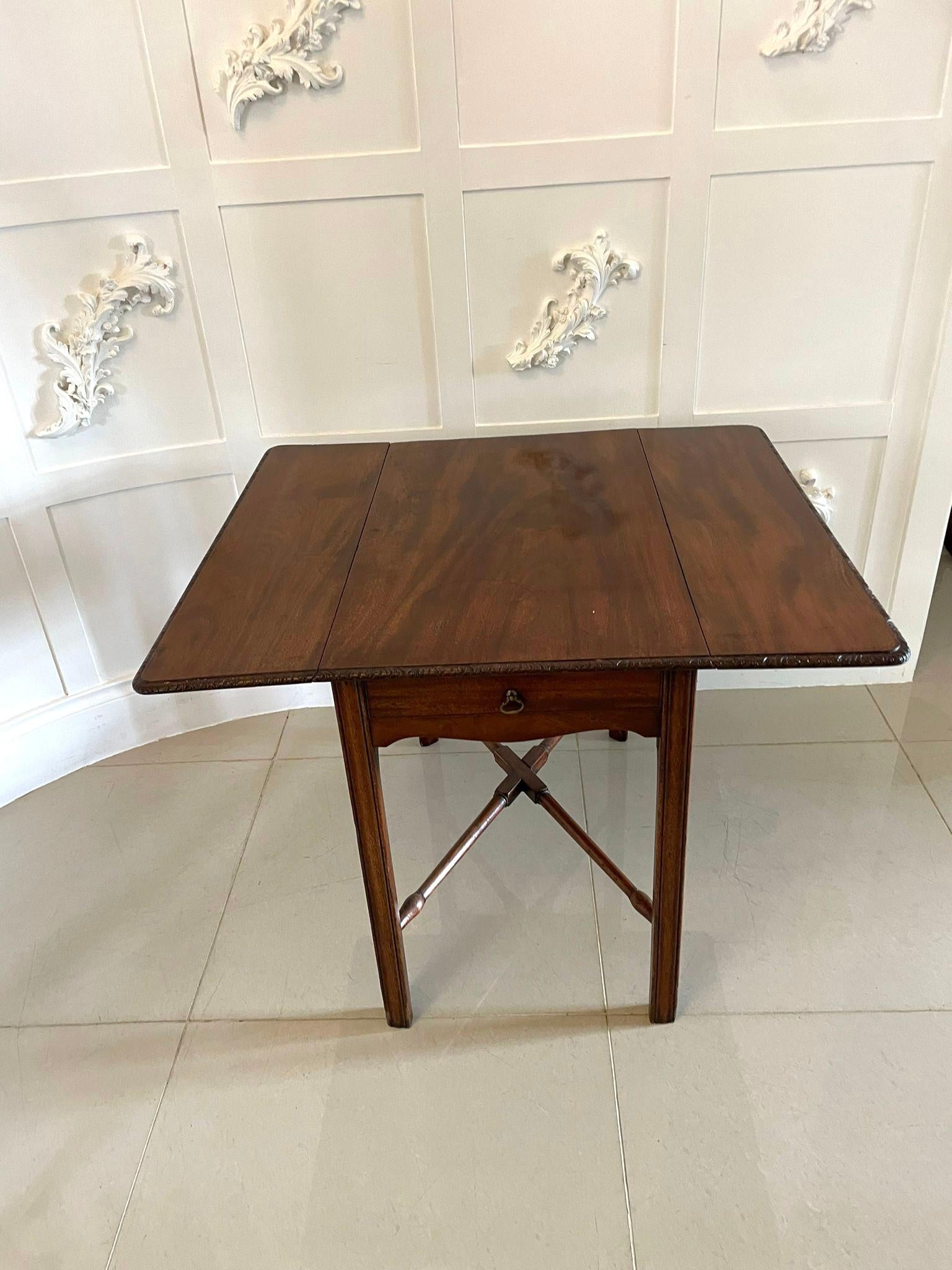 Autre Belle table Pembroke ancienne en acajou pour enfants Chippendale du 18ème siècle en vente