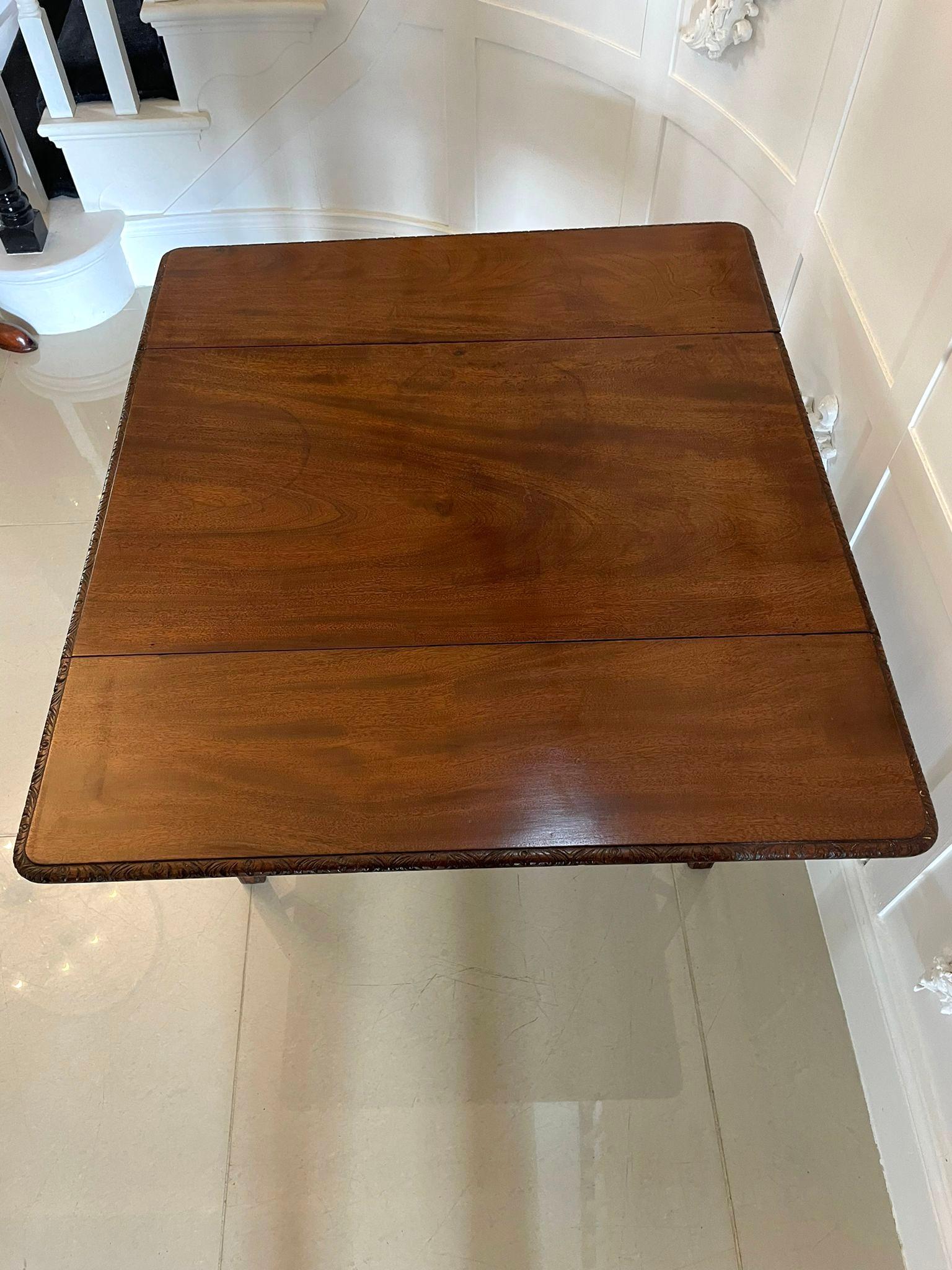 Belle table Pembroke ancienne en acajou pour enfants Chippendale du 18ème siècle en vente 3