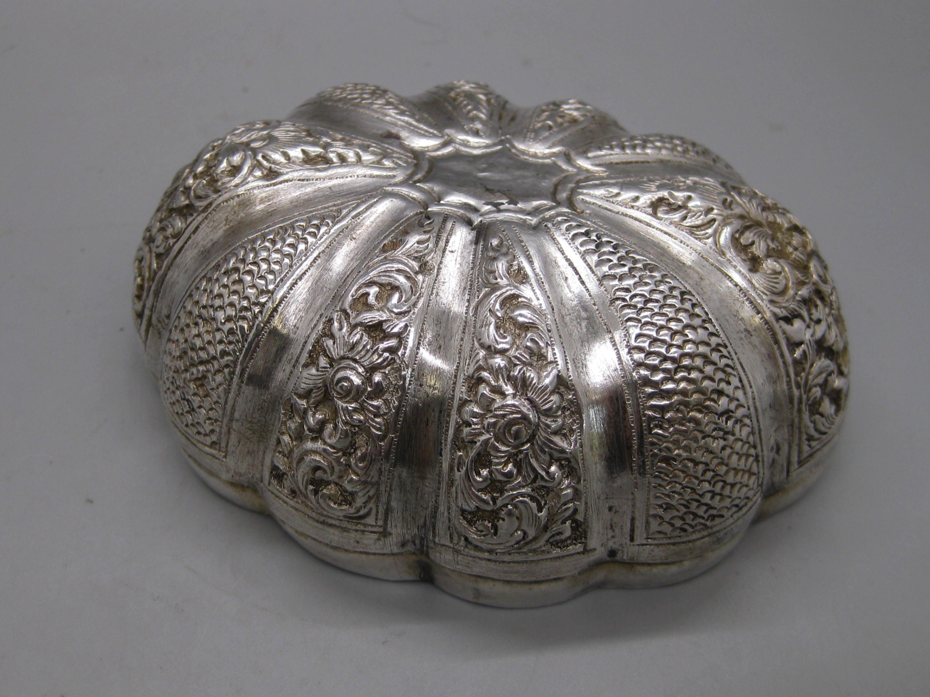 Fine Antique 19C Malaysia Southeast Asia .900 Silver Repousse Pumpkin Box For Sale 8