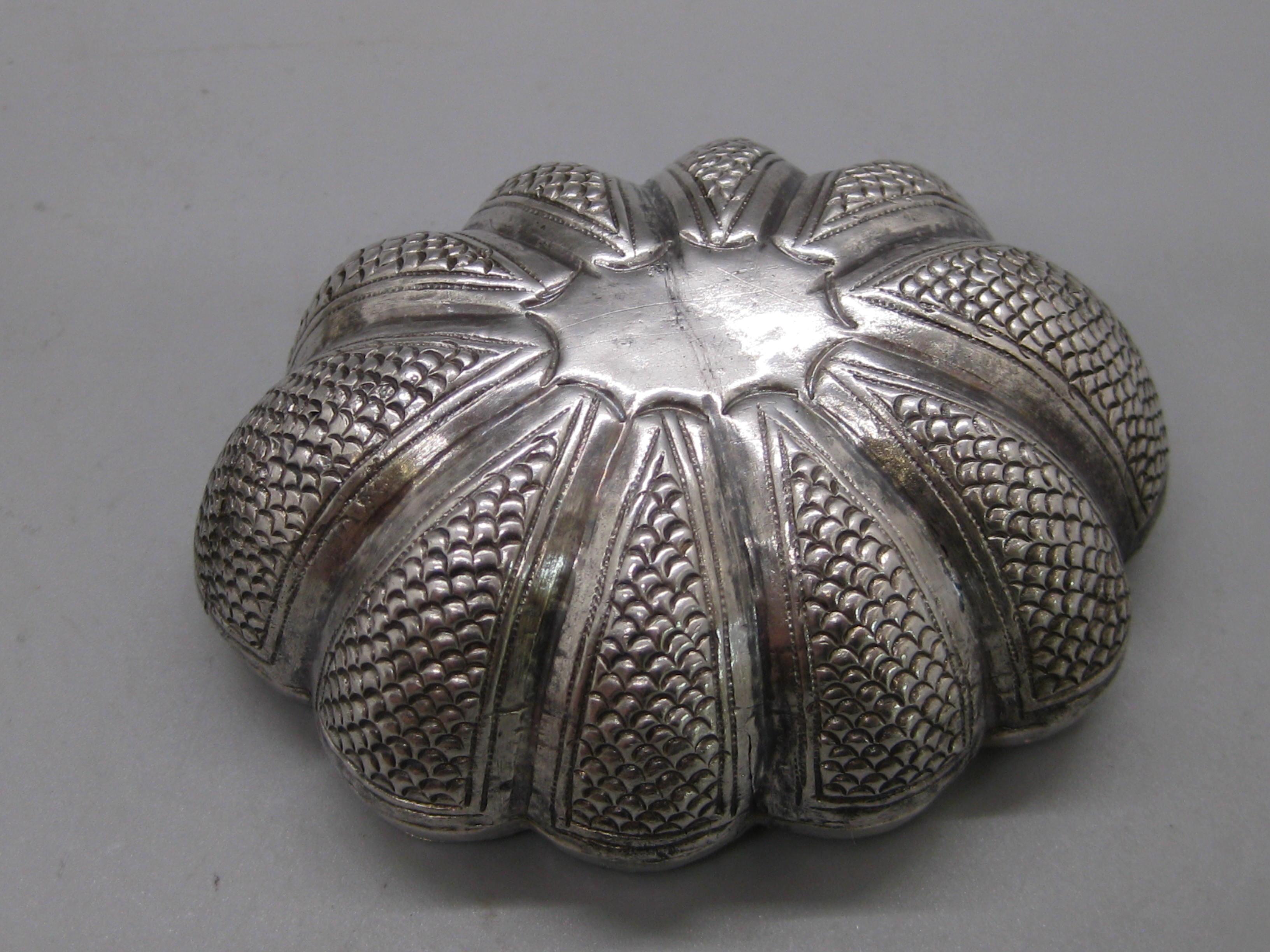 Fine Antique 19C Malaysia Southeast Asia .900 Silver Repousse Pumpkin Box For Sale 8
