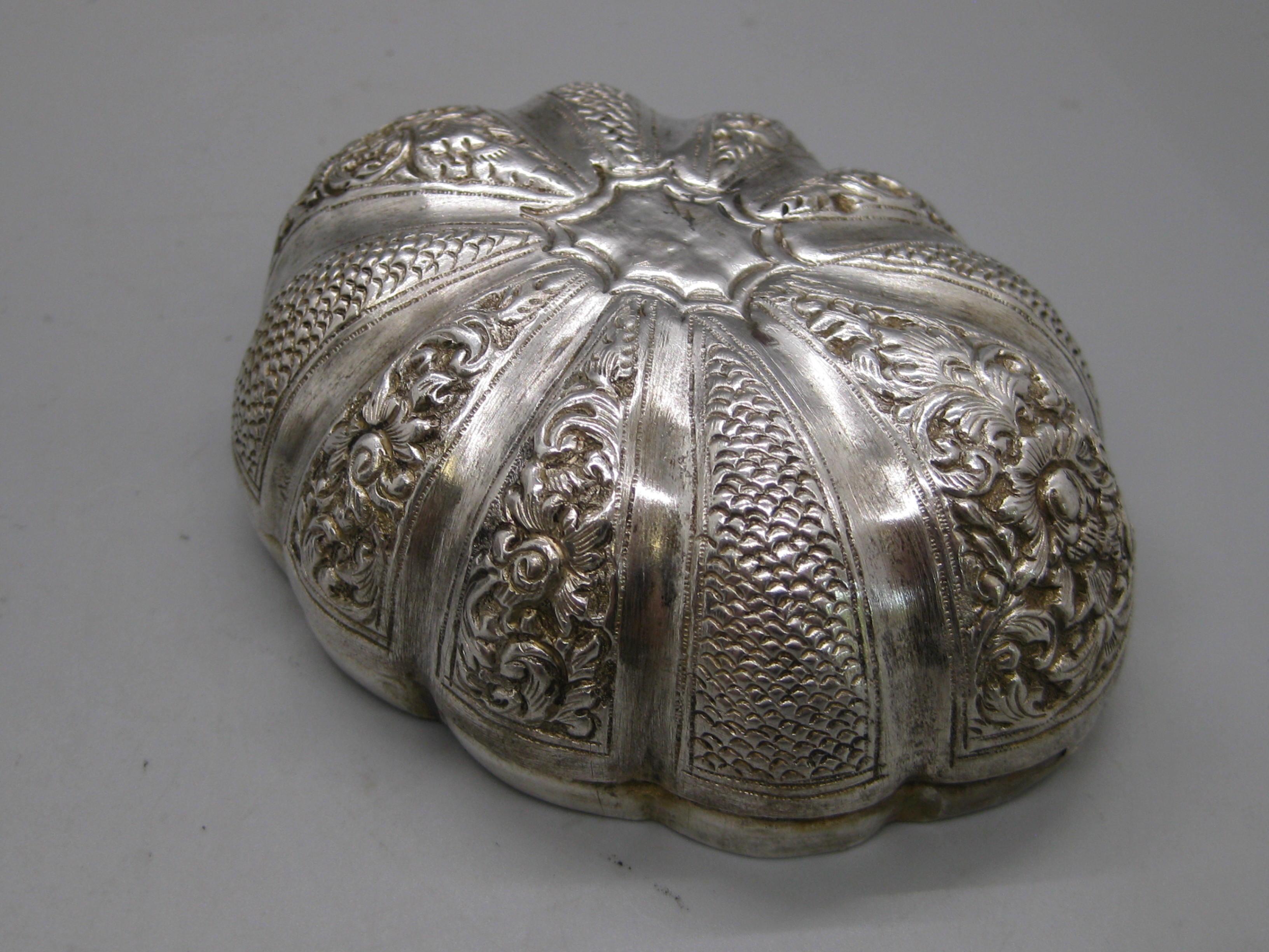 Fine Antique 19C Malaysia Southeast Asia .900 Silver Repousse Pumpkin Box For Sale 10