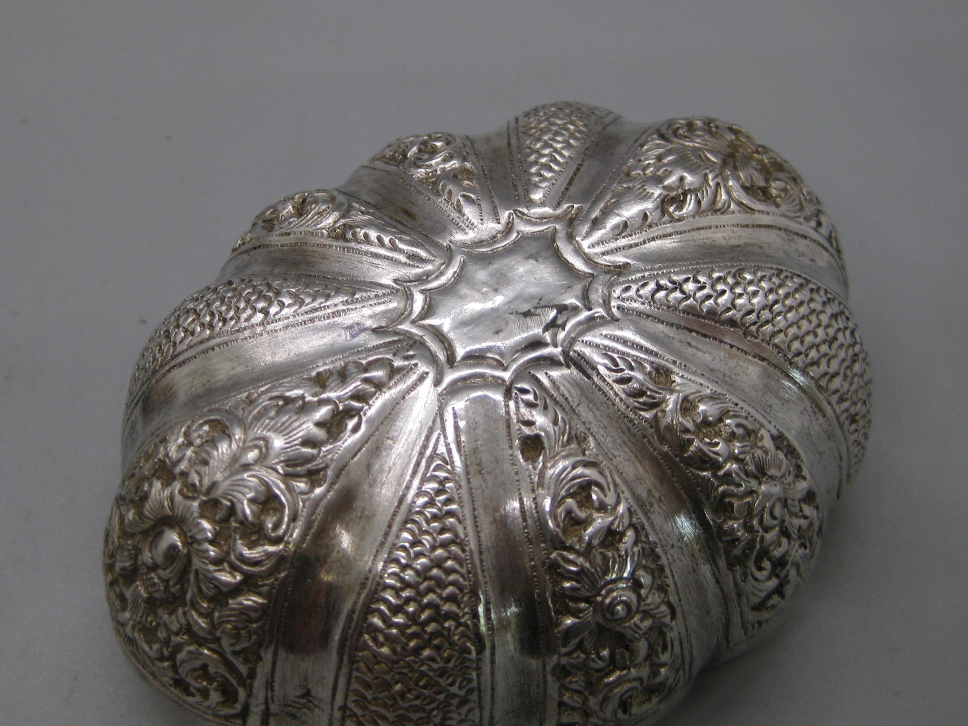 Fine Antique 19C Malaysia Southeast Asia .900 Silver Repousse Pumpkin Box For Sale 11