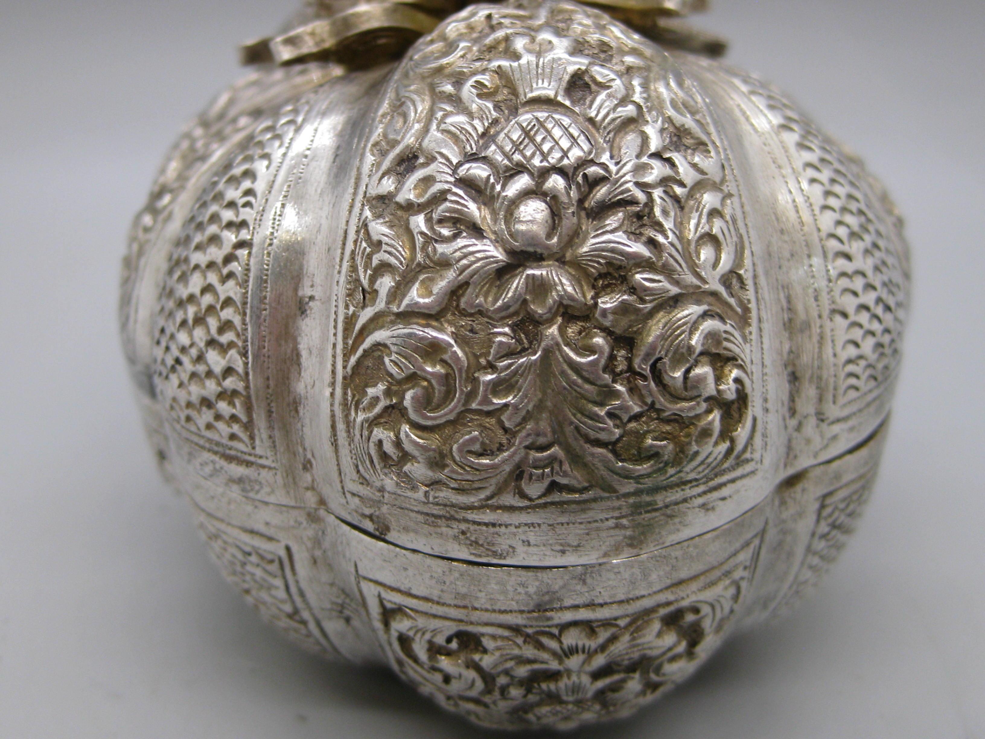 Fine Antique 19C Malaysia Southeast Asia .900 Silver Repousse Pumpkin Box In Excellent Condition For Sale In San Diego, CA