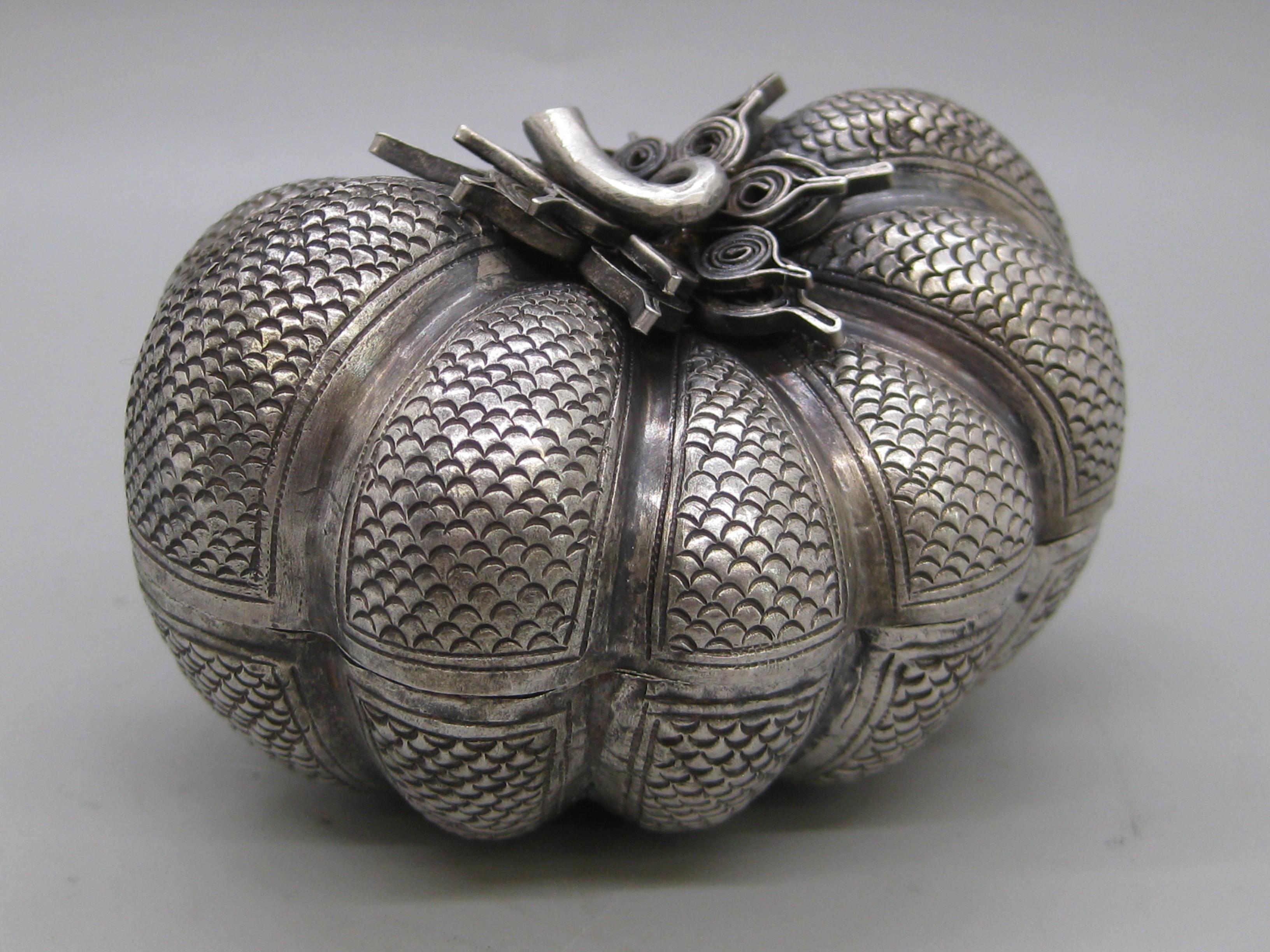 Fine Antique 19C Malaysia Southeast Asia .900 Silver Repousse Pumpkin Box In Excellent Condition For Sale In San Diego, CA