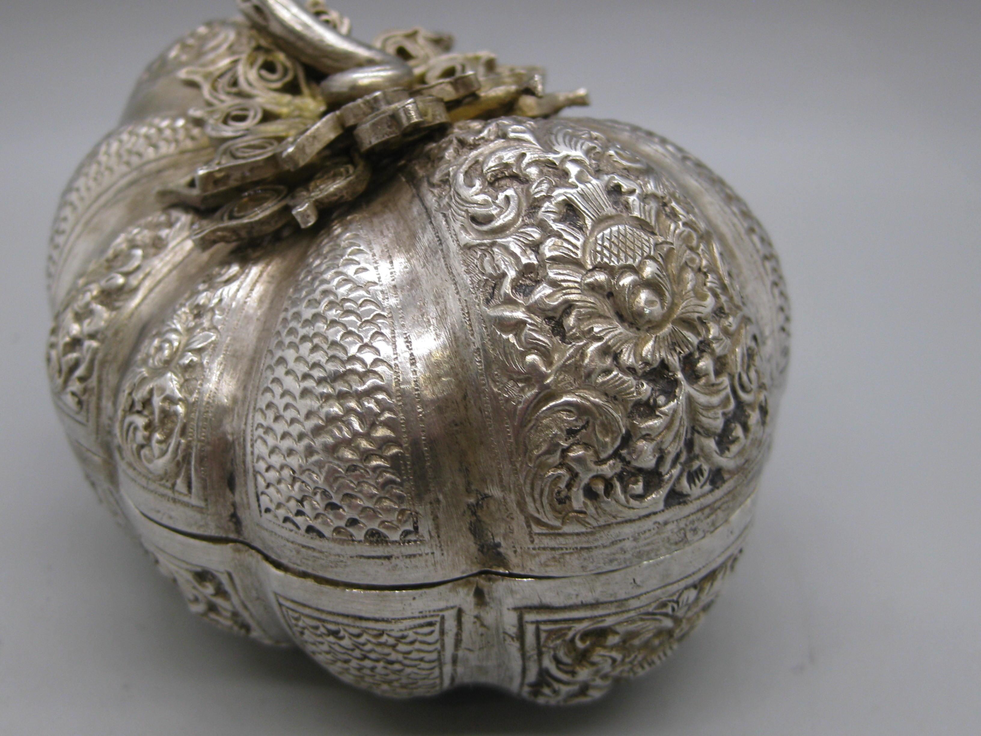 Fine Antique 19C Malaysia Southeast Asia .900 Silver Repousse Pumpkin Box For Sale 3