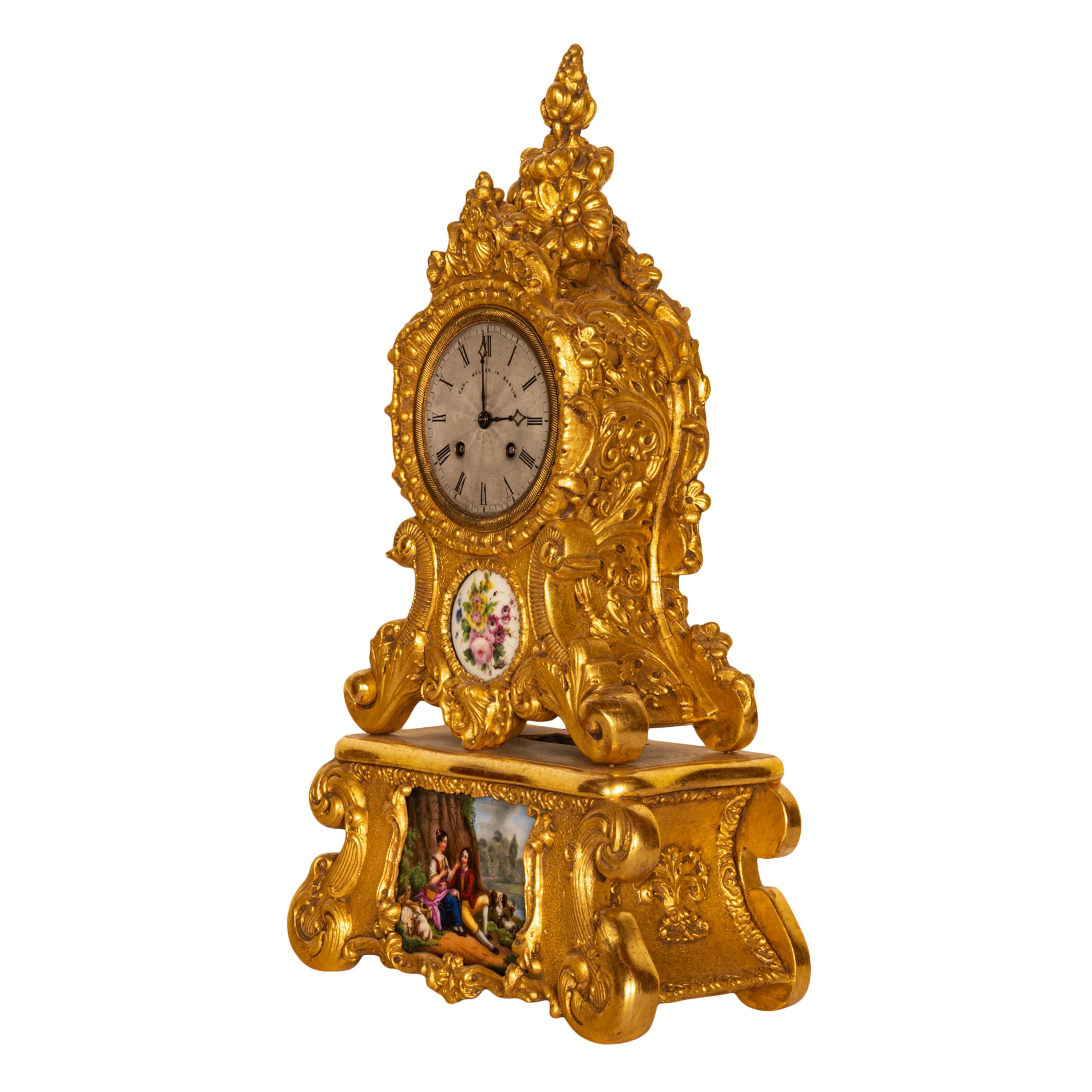 Français Belle horloge rococo française du 19ème siècle dorée de 8 jours en porcelaine de Sèvres, 1830 en vente
