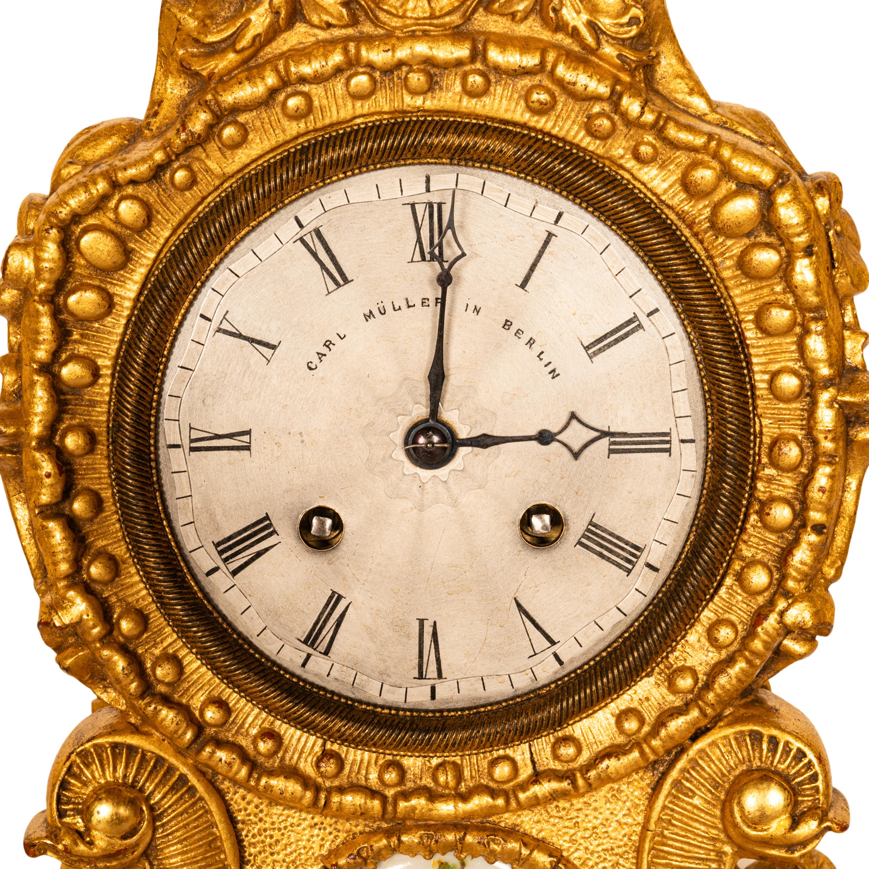 Belle horloge rococo française du 19ème siècle dorée de 8 jours en porcelaine de Sèvres, 1830 en vente 2