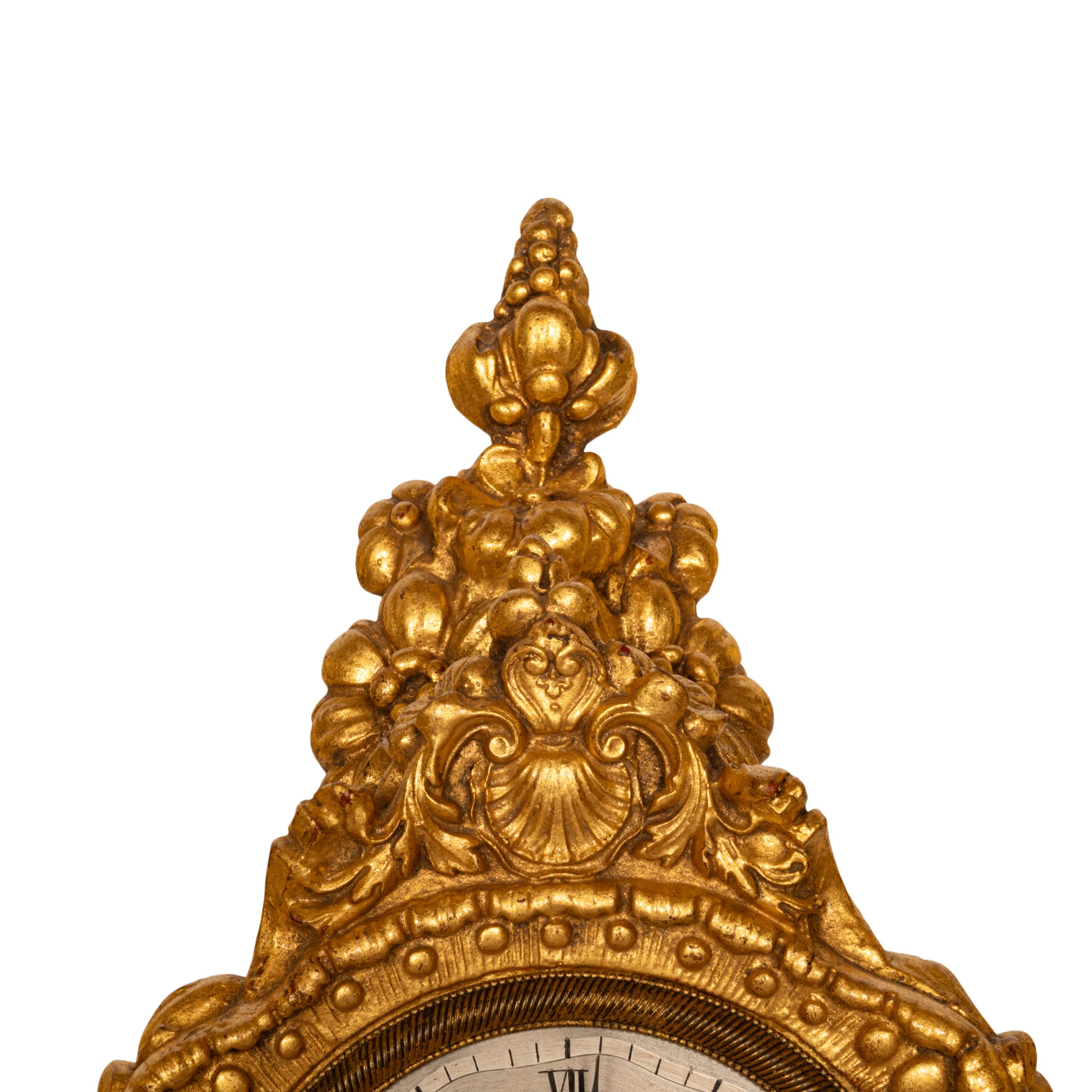 Belle horloge rococo française du 19ème siècle dorée de 8 jours en porcelaine de Sèvres, 1830 en vente 4