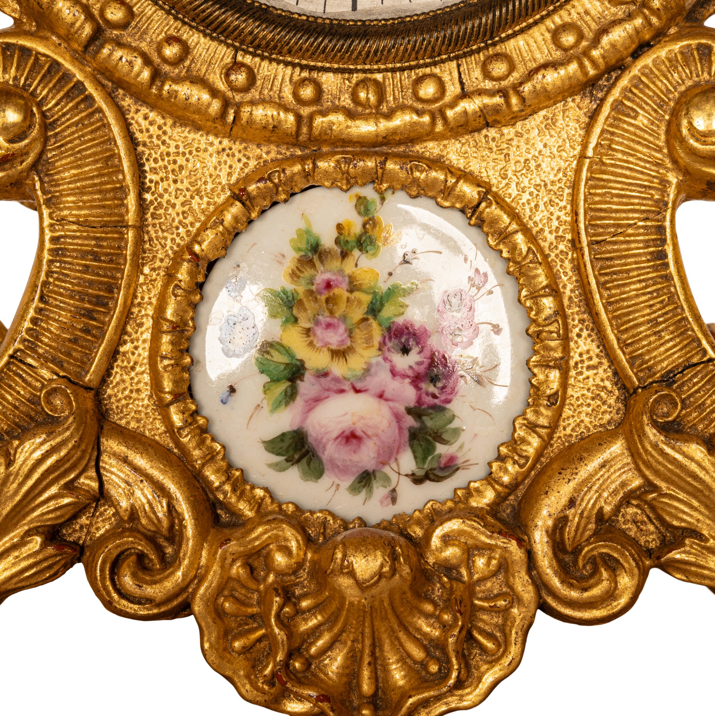 Belle horloge rococo française du 19ème siècle dorée de 8 jours en porcelaine de Sèvres, 1830 en vente 5