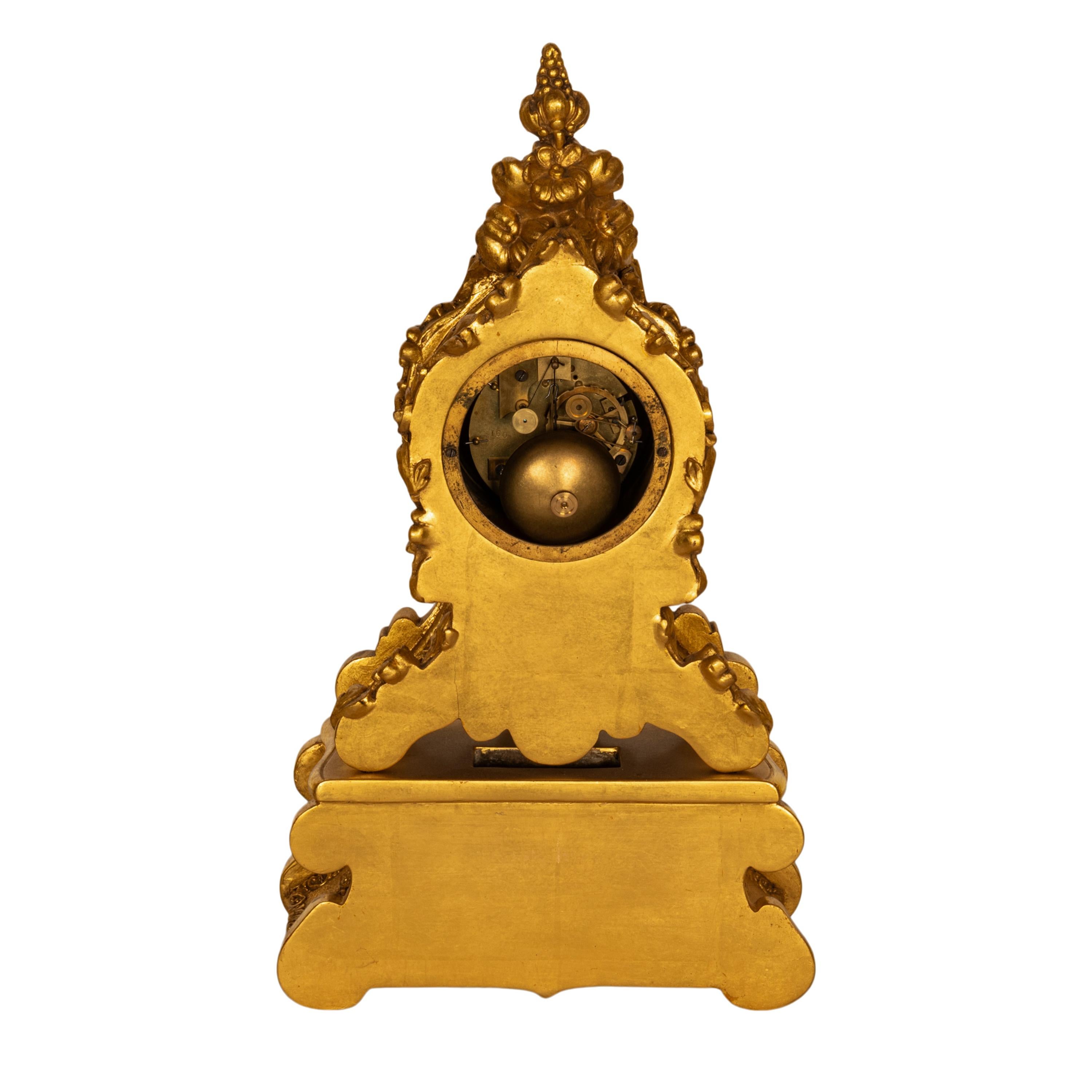 Belle horloge rococo française du 19ème siècle dorée de 8 jours en porcelaine de Sèvres, 1830 Bon état - En vente à Portland, OR