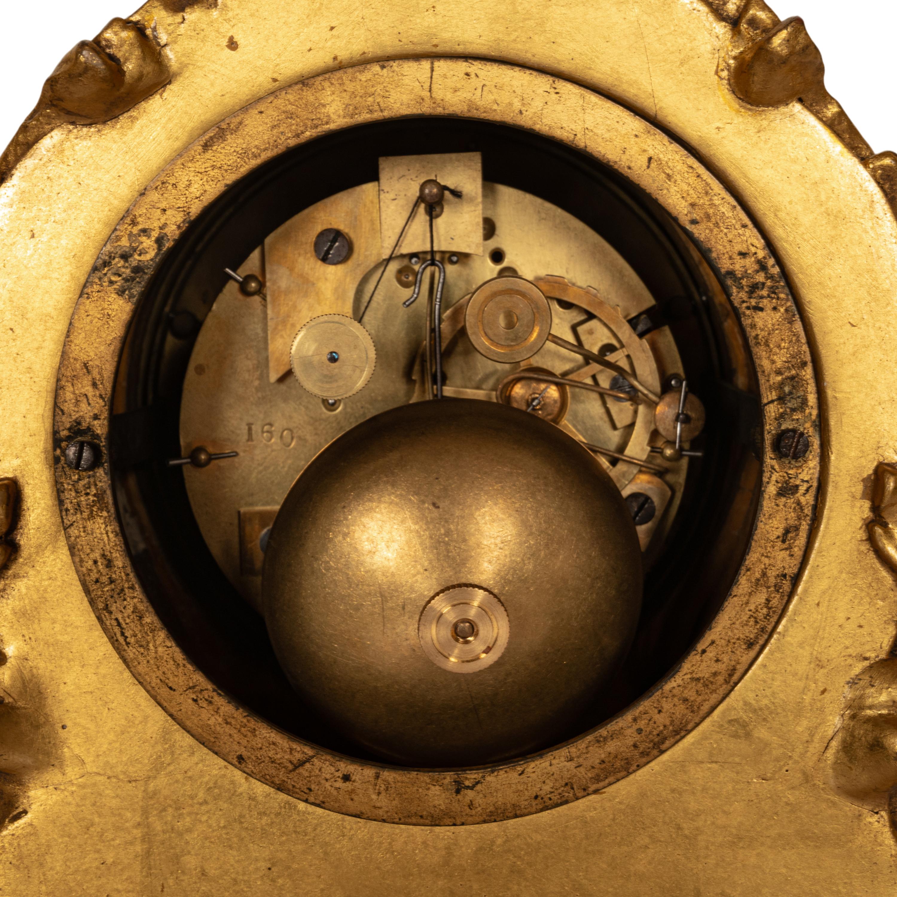 Belle horloge rococo française du 19ème siècle dorée de 8 jours en porcelaine de Sèvres, 1830 en vente 3