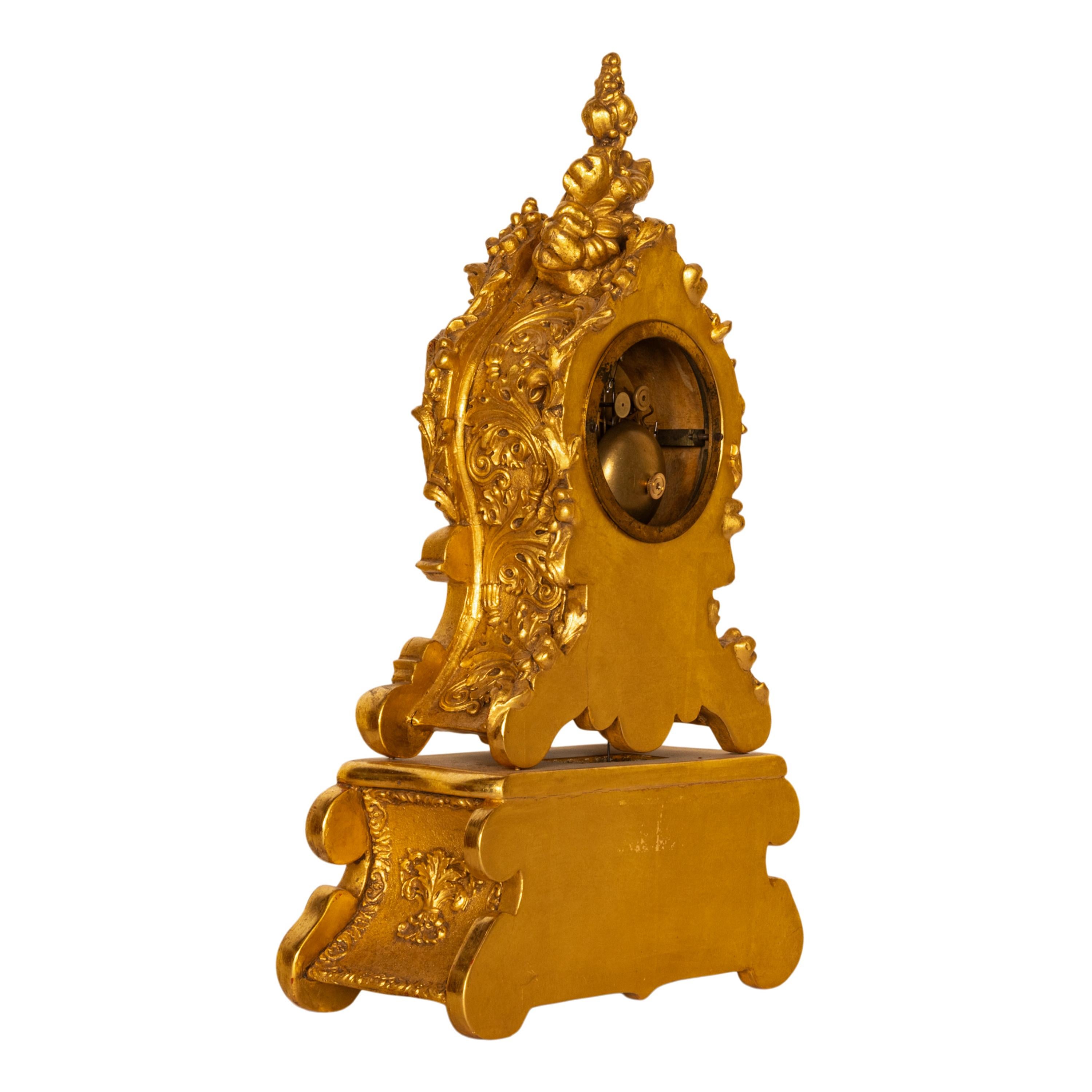 Doré Belle horloge rococo française du 19ème siècle dorée de 8 jours en porcelaine de Sèvres, 1830 en vente