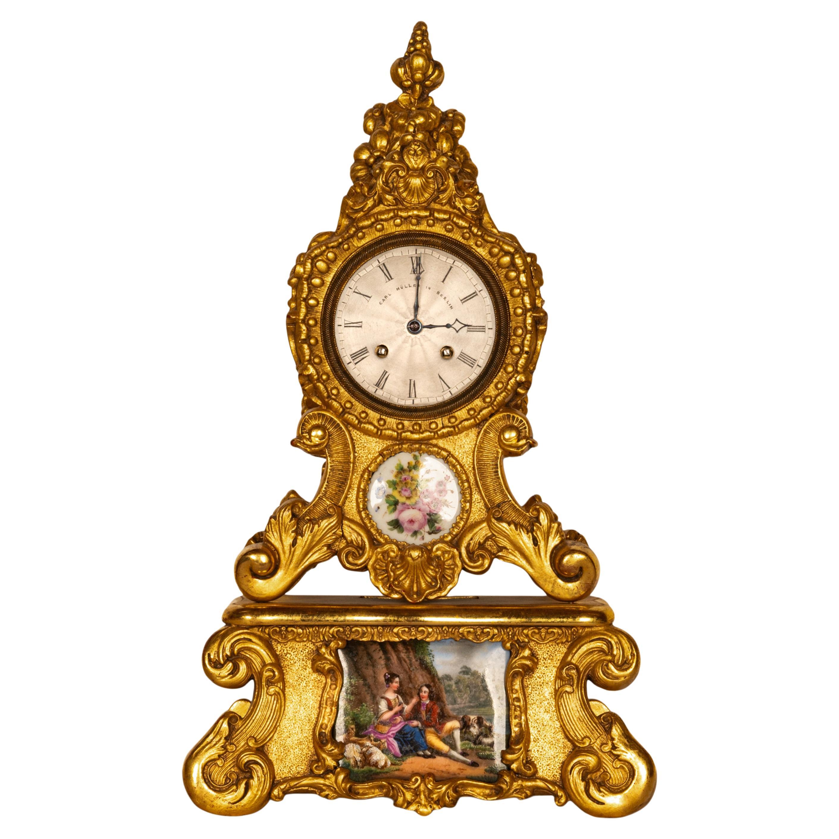 Belle horloge rococo française du 19ème siècle dorée de 8 jours en porcelaine de Sèvres, 1830 en vente