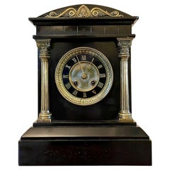 Antiguo reloj de mármol para chimenea del siglo XIX