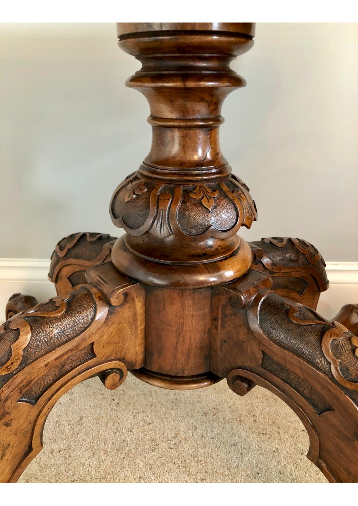 Hand-Carved Fine Antique 19th Century Victorian Burr Walnut Oval Centre Table For Sale