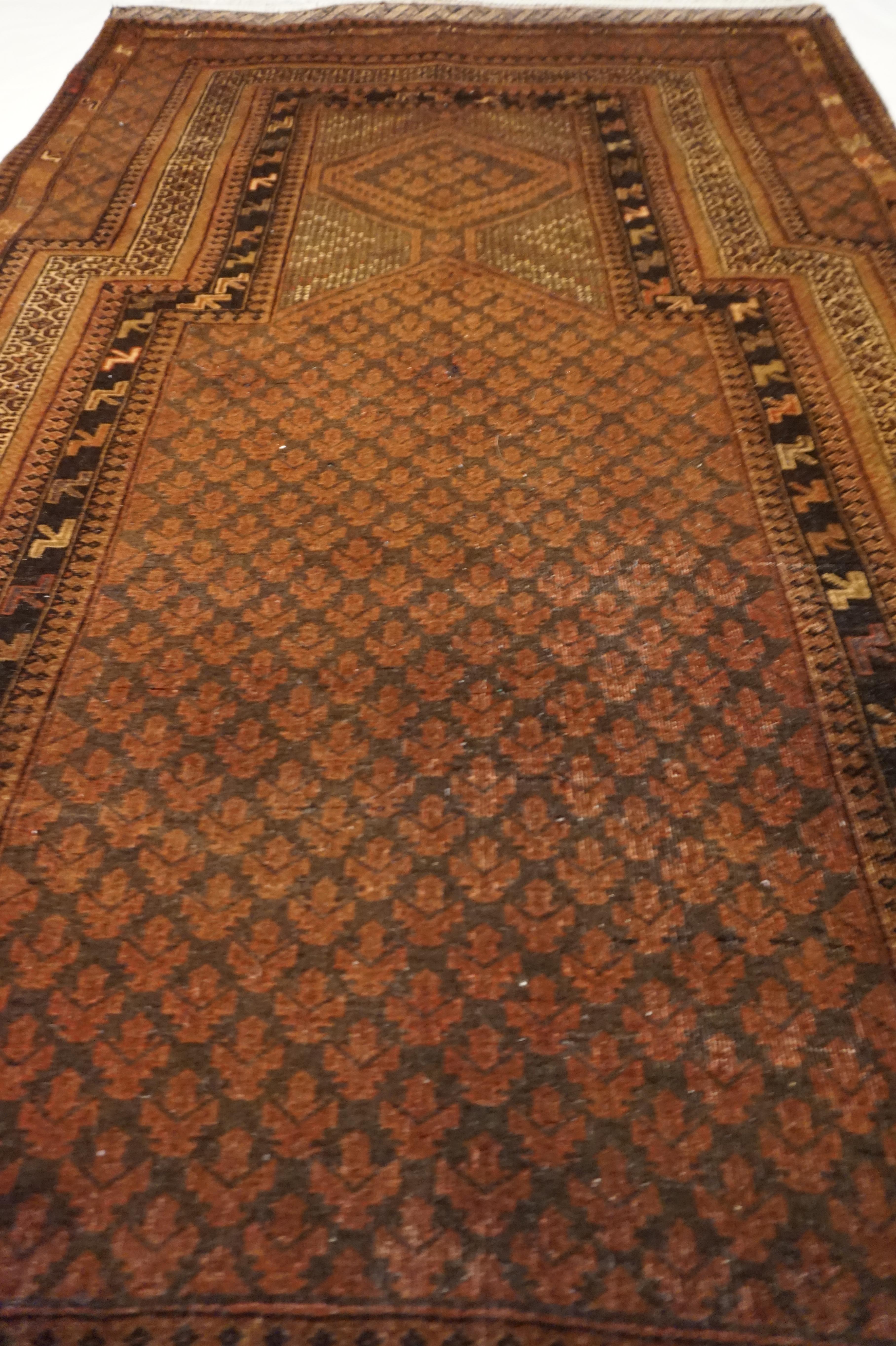 Antiker afghanischer handgeknüpfter Gebetsteppich aus Wolle in gedeckten braunen Tönen im Angebot 2