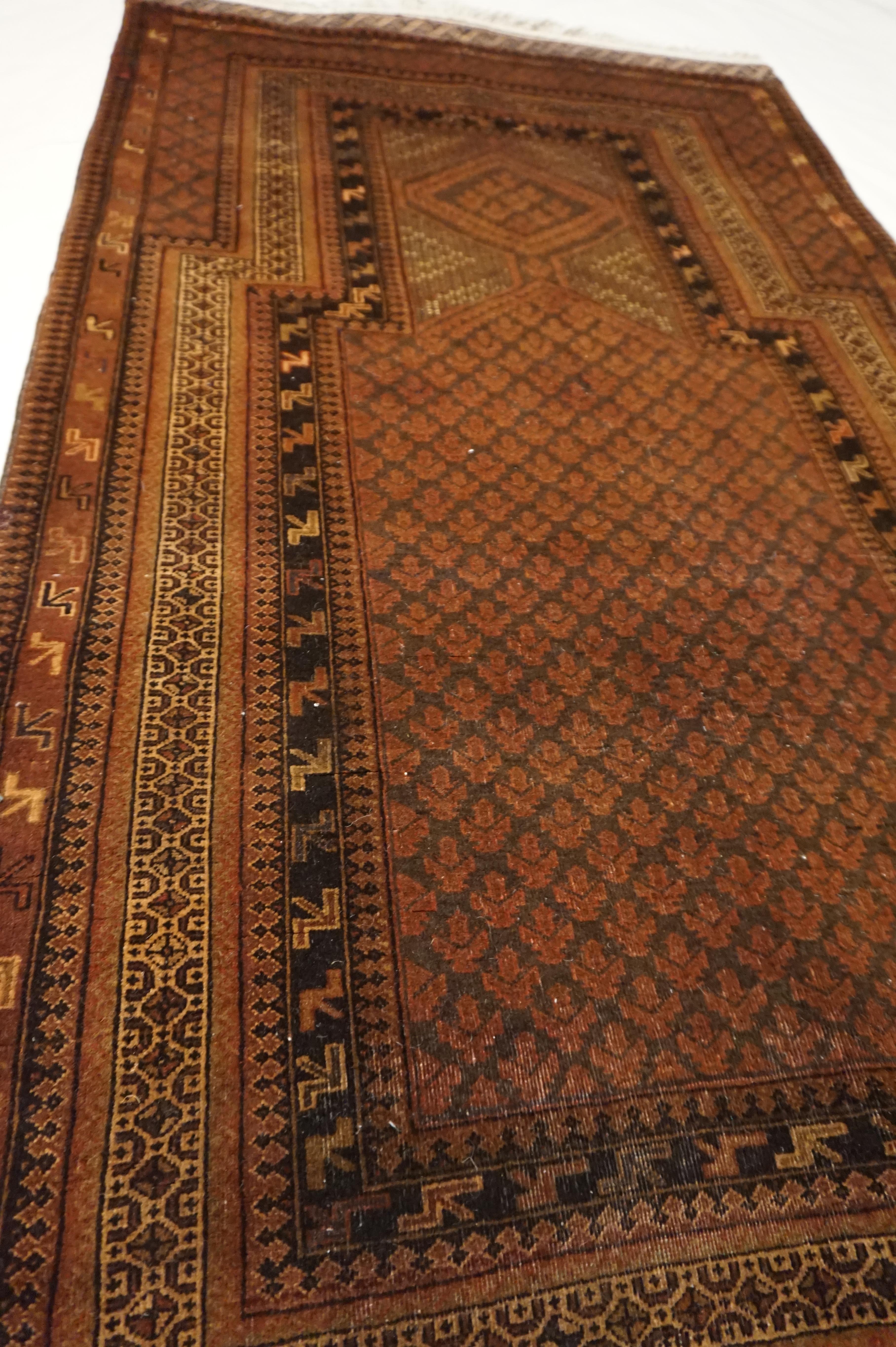 Antiker afghanischer handgeknüpfter Gebetsteppich aus Wolle in gedeckten braunen Tönen (Stammeskunst) im Angebot