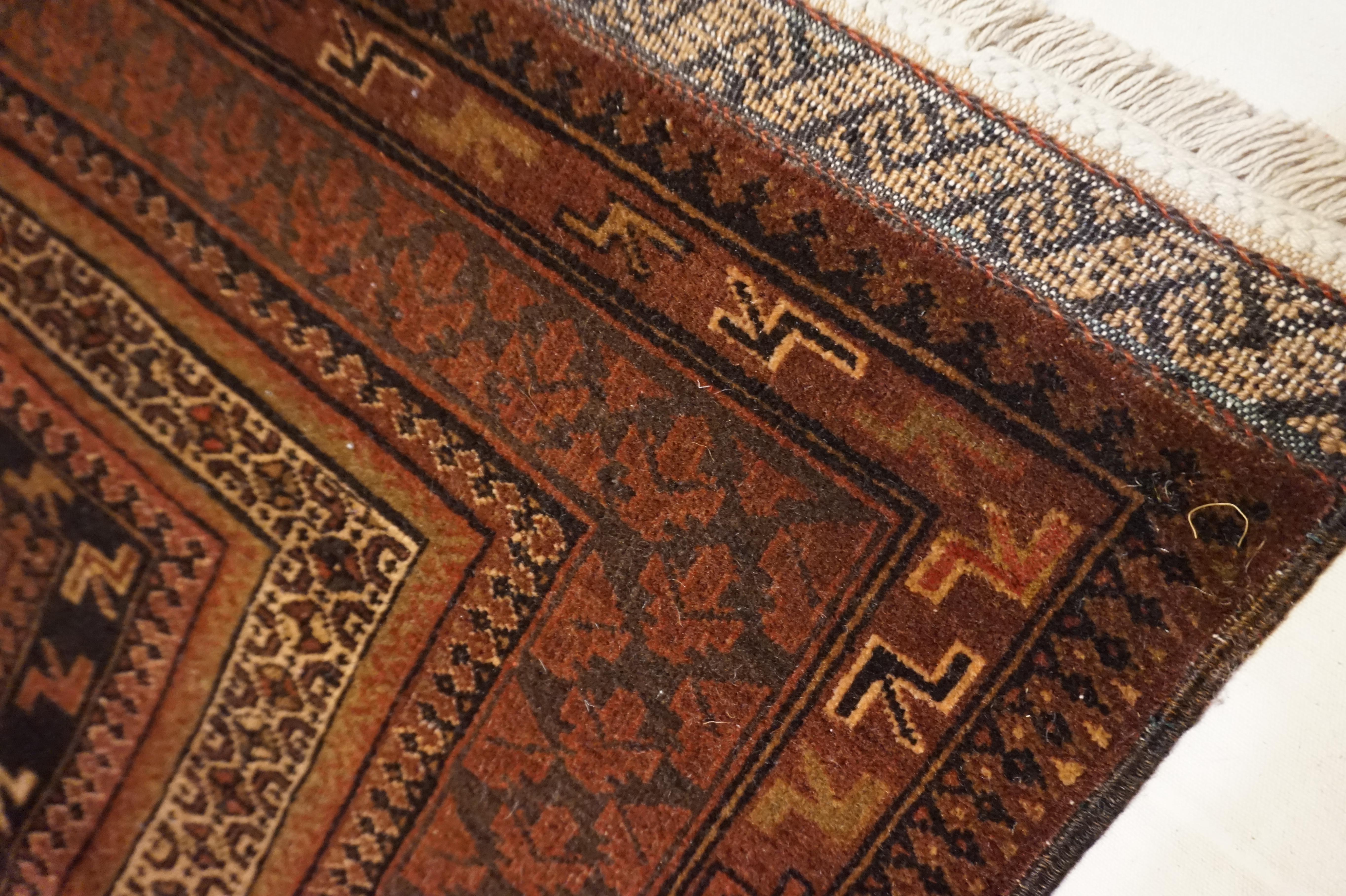 Antiker afghanischer handgeknüpfter Gebetsteppich aus Wolle in gedeckten braunen Tönen (Afghanisch) im Angebot