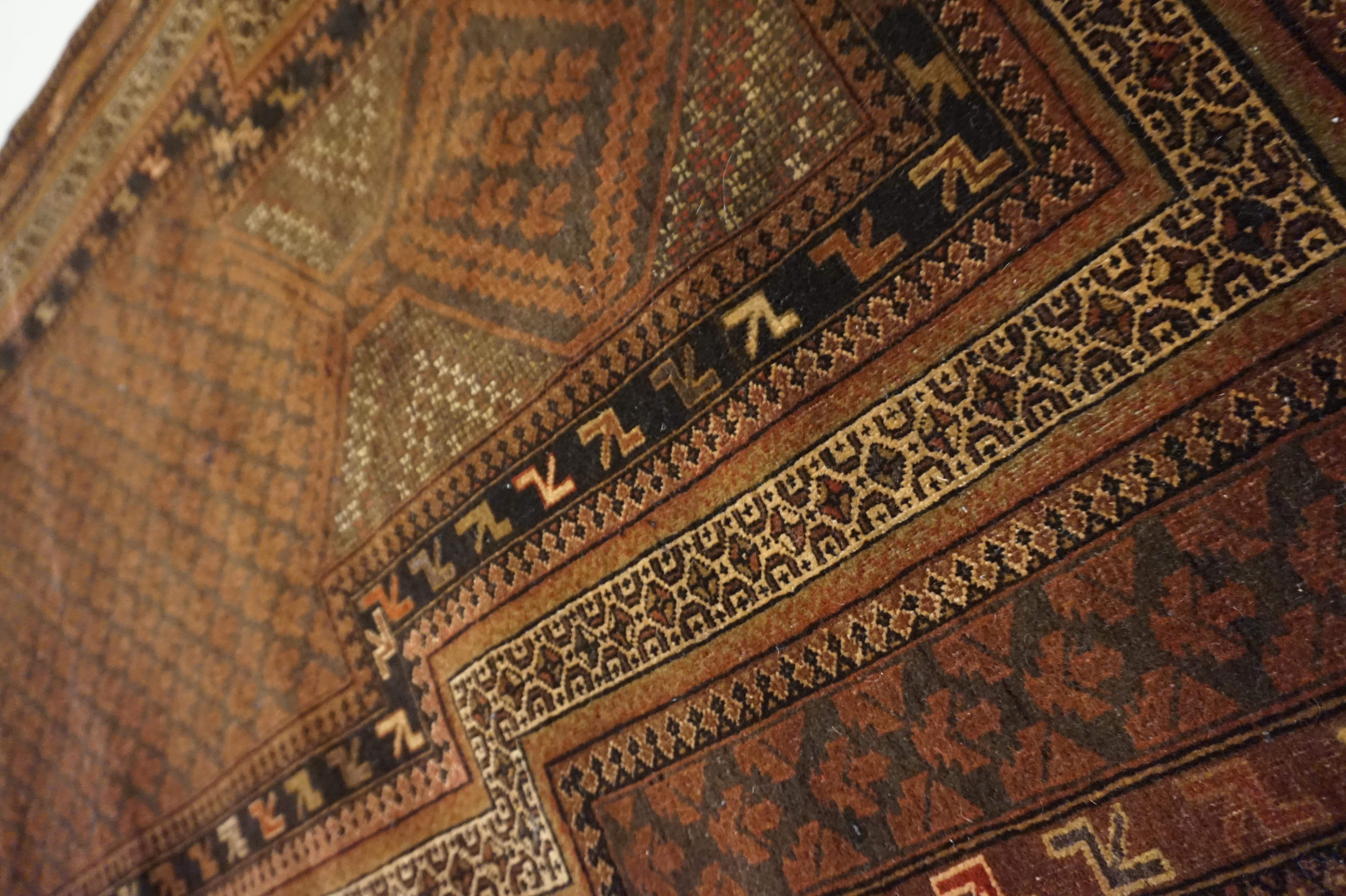 Antiker afghanischer handgeknüpfter Gebetsteppich aus Wolle in gedeckten braunen Tönen (Handgeknüpft) im Angebot