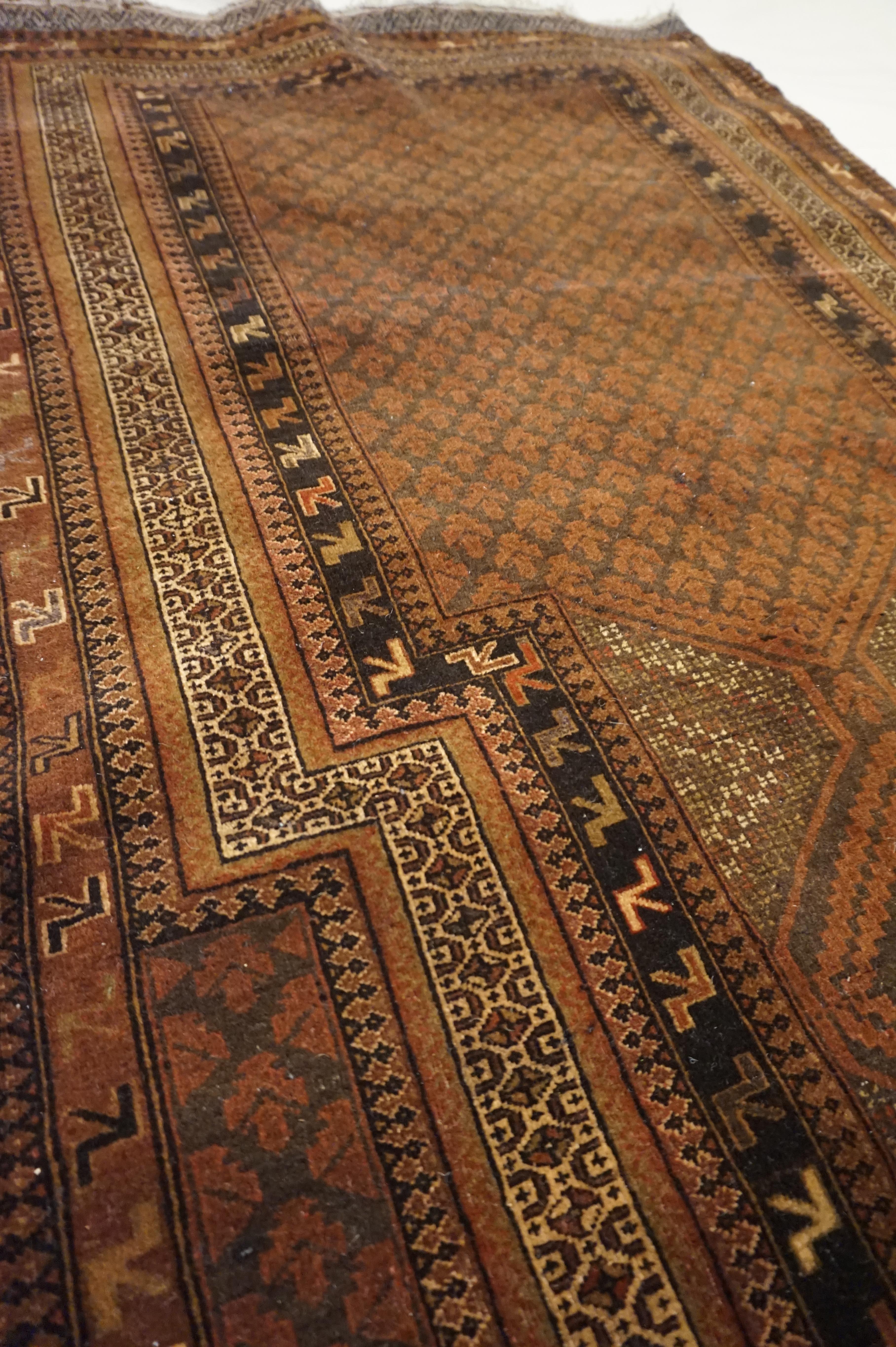 Antiker afghanischer handgeknüpfter Gebetsteppich aus Wolle in gedeckten braunen Tönen im Zustand „Gut“ im Angebot in Vancouver, British Columbia