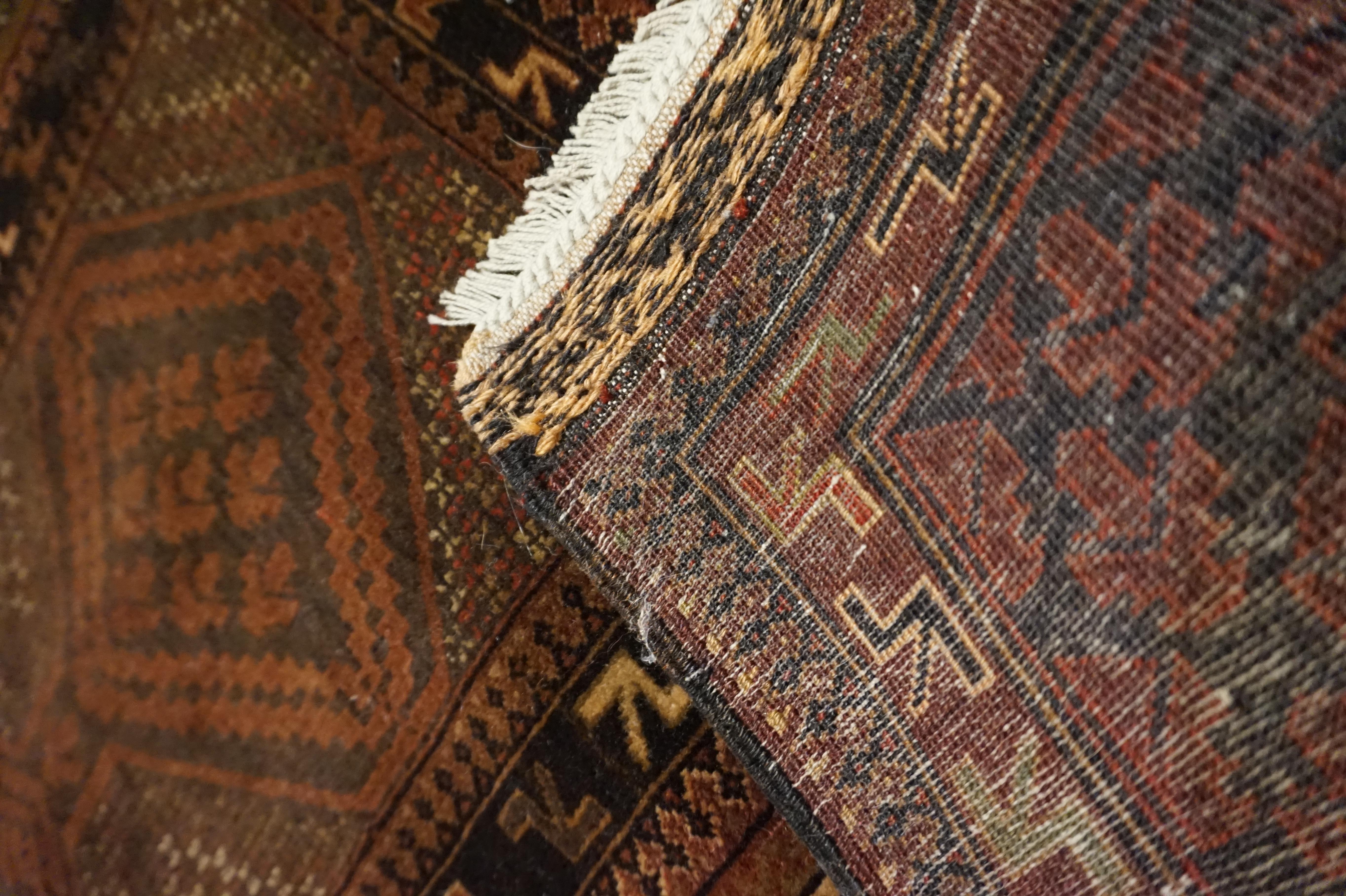 Antiker afghanischer handgeknüpfter Gebetsteppich aus Wolle in gedeckten braunen Tönen (Mitte des 20. Jahrhunderts) im Angebot