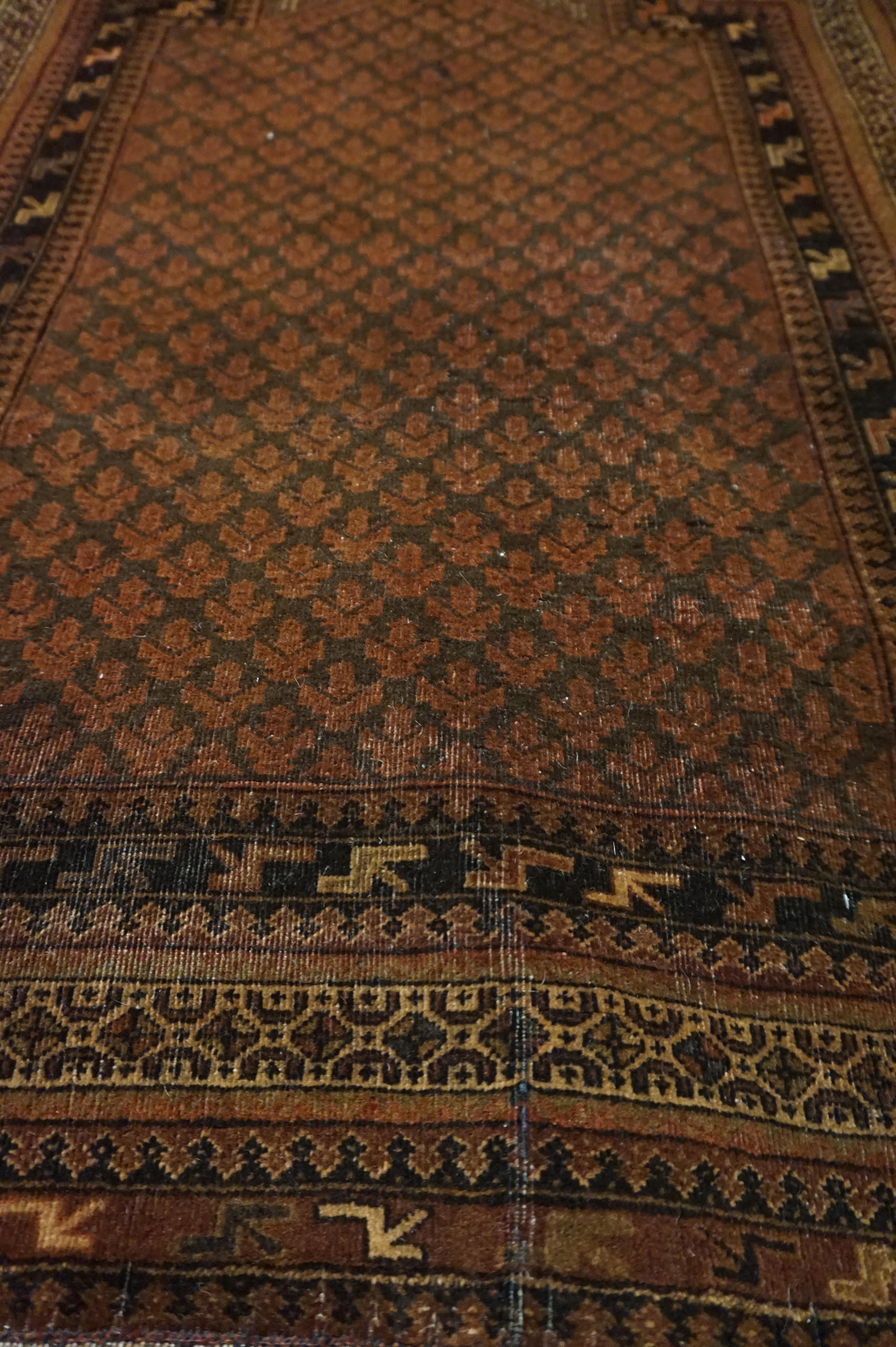Antiker afghanischer handgeknüpfter Gebetsteppich aus Wolle in gedeckten braunen Tönen im Angebot 1