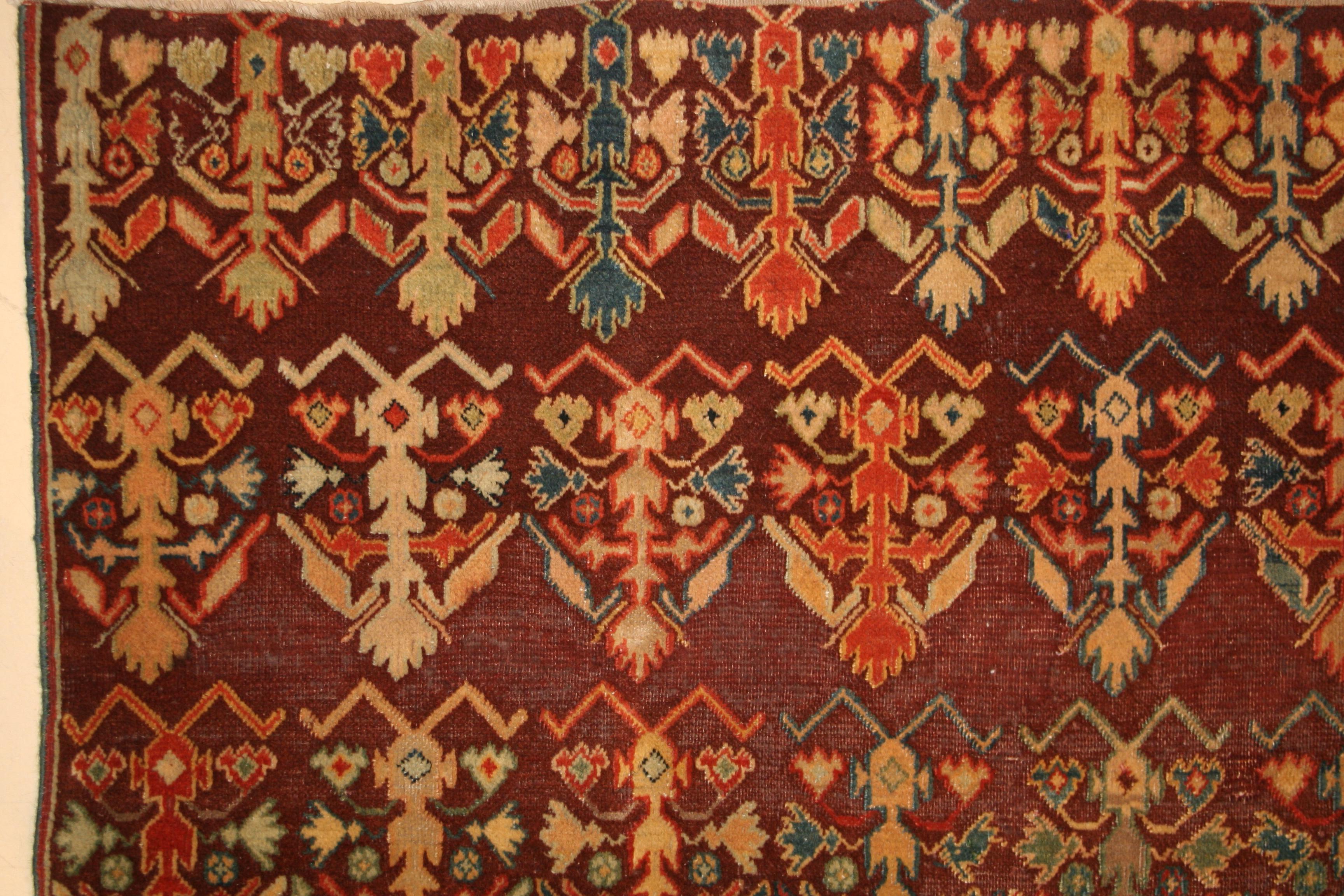 Les tapis anciens d'Agra ont toujours été considérés comme faisant partie des tapis décoratifs les plus raffinés. Elles ont été commandées par la noblesse britannique pendant la période coloniale pour orner leurs châteaux et palais. Cet exemple