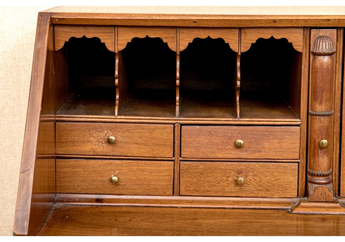 Belle et ancienne table de bureau Chippendale américaine à façade avant en vente 4