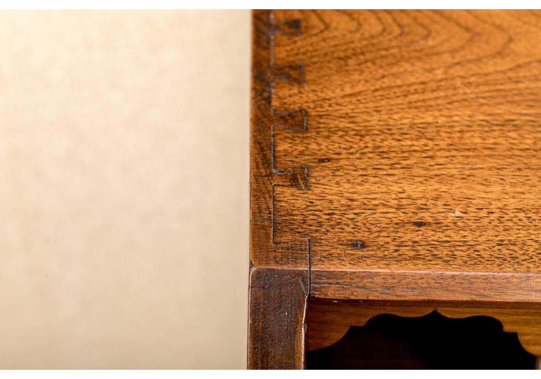 Belle et ancienne table de bureau Chippendale américaine à façade avant en vente 5