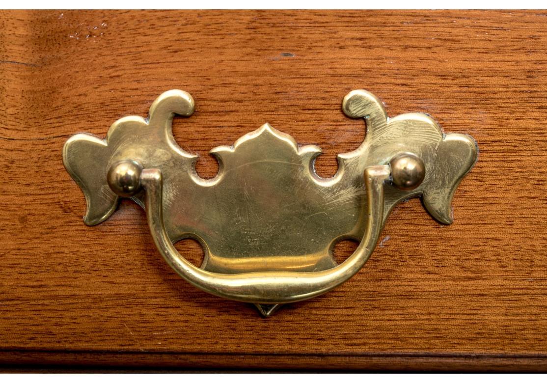 Belle et ancienne table de bureau Chippendale américaine à façade avant en vente 7