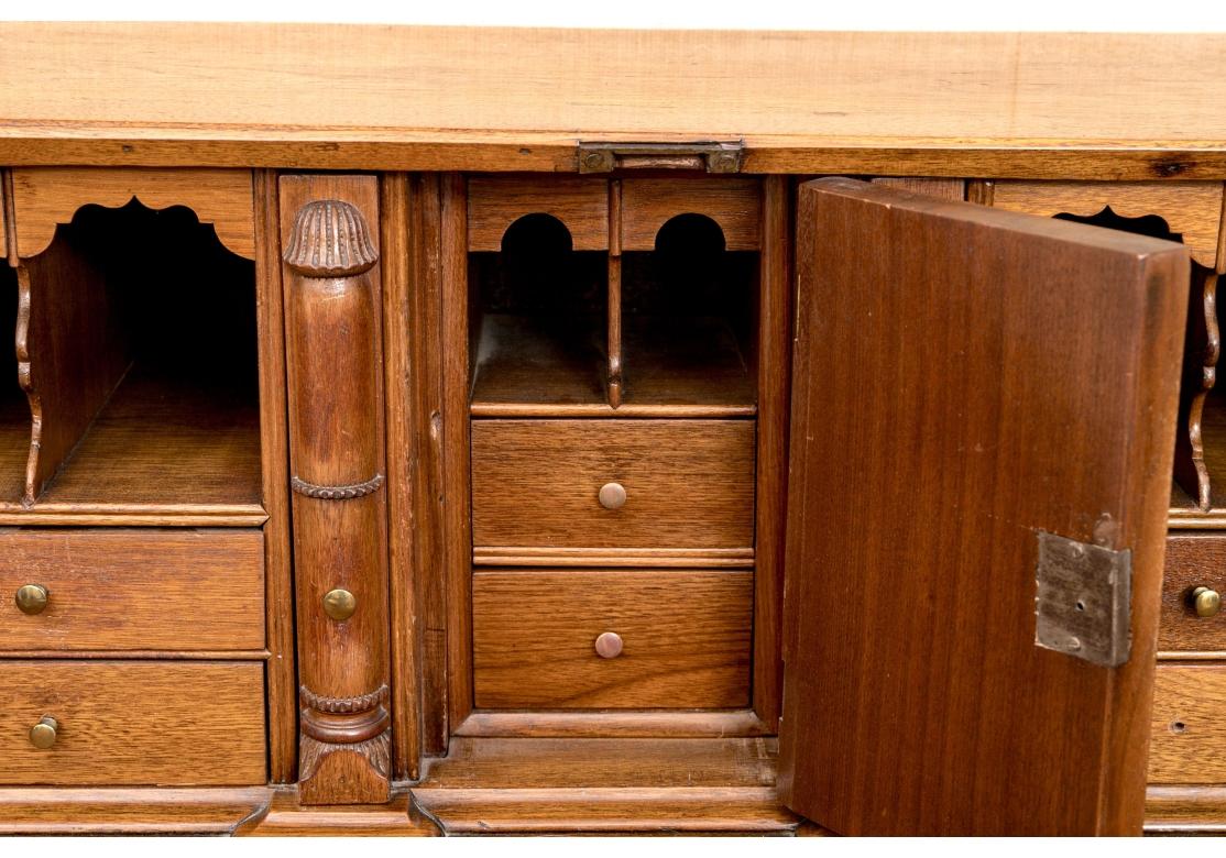 Belle et ancienne table de bureau Chippendale américaine à façade avant en vente 8