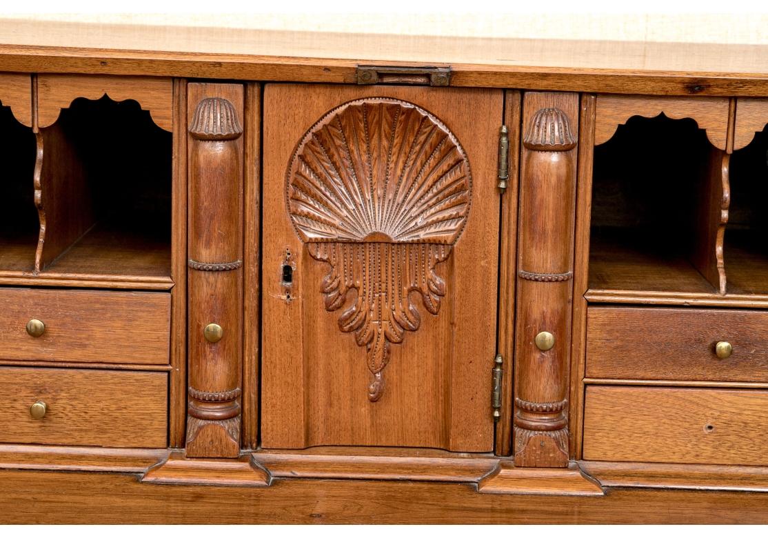 Belle et ancienne table de bureau Chippendale américaine à façade avant en vente 9