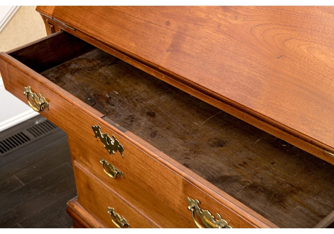 Belle et ancienne table de bureau Chippendale américaine à façade avant en vente 10