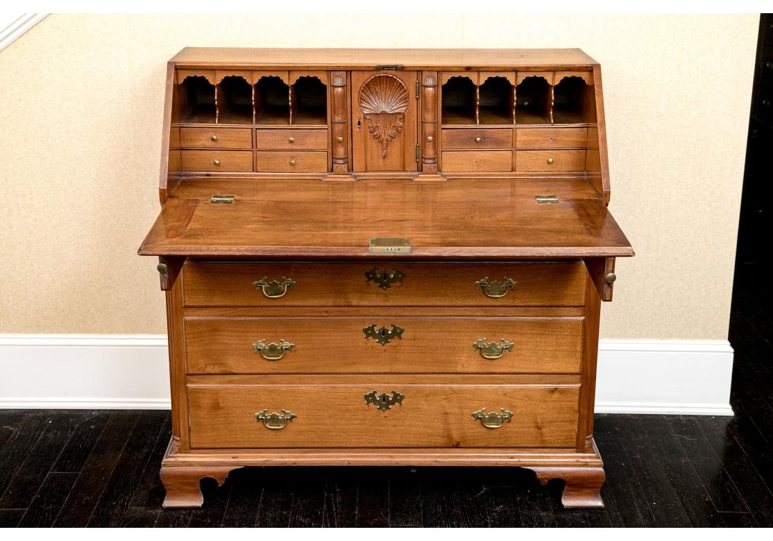 Belle et ancienne table de bureau Chippendale américaine à façade avant en vente 11