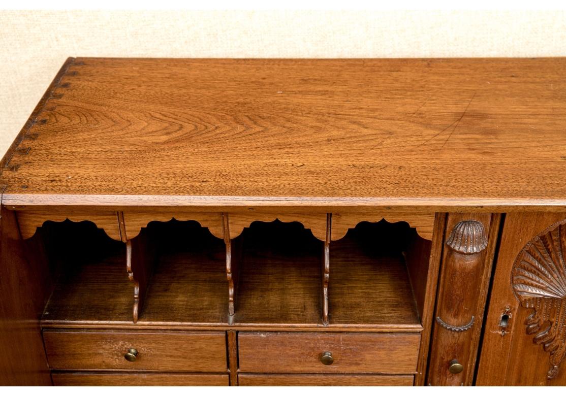 Belle et ancienne table de bureau Chippendale américaine à façade avant en vente 13