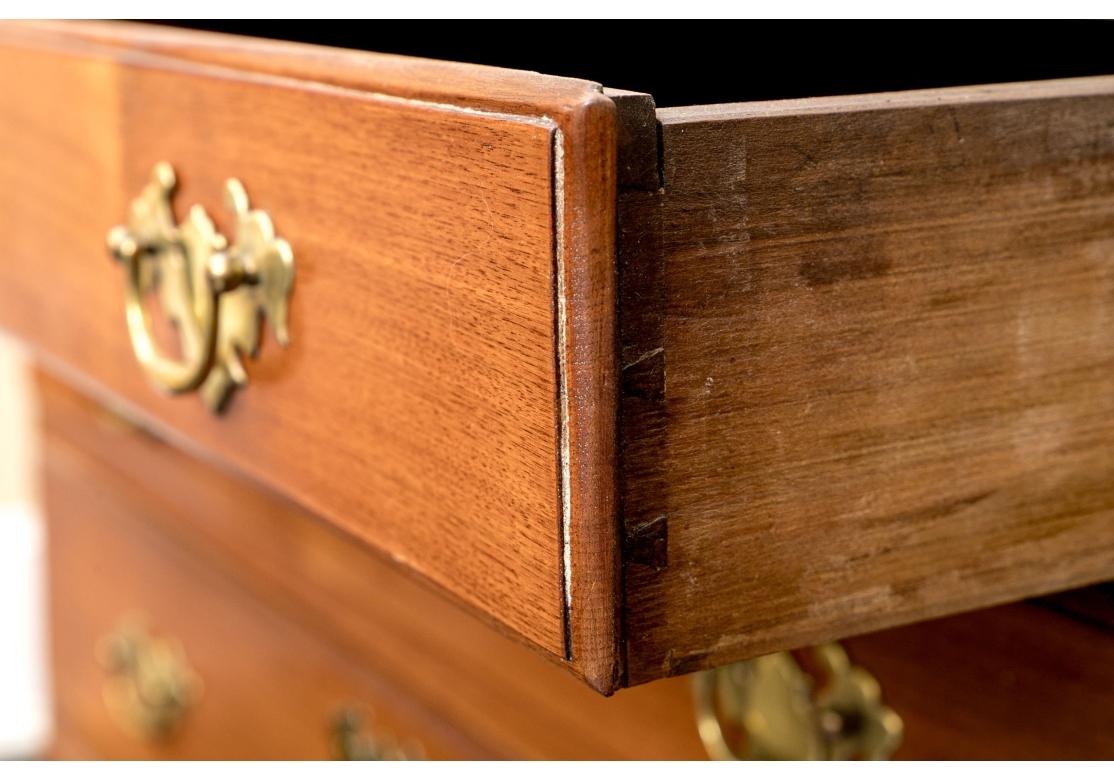 Magnifique bureau à façade inclinée de la fin du XVIIIe siècle, avec un plateau et des tiroirs à queue d'aronde, un grain fin, de belles couleurs et une forme traditionnelle solide. Le bureau est doté de poignées et d'écussons d'origine en laiton