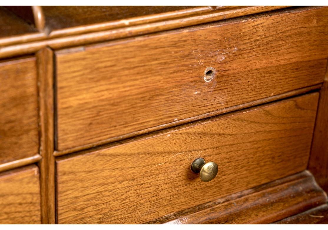 Belle et ancienne table de bureau Chippendale américaine à façade avant en vente 14