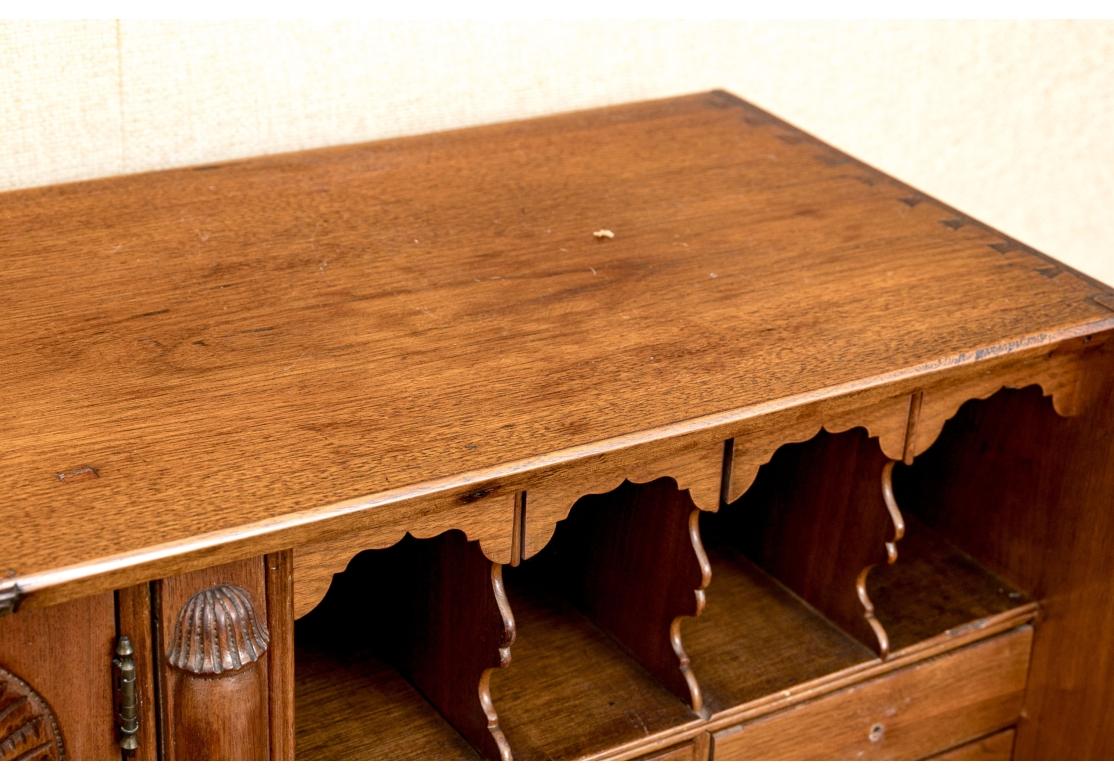 Américain Belle et ancienne table de bureau Chippendale américaine à façade avant en vente