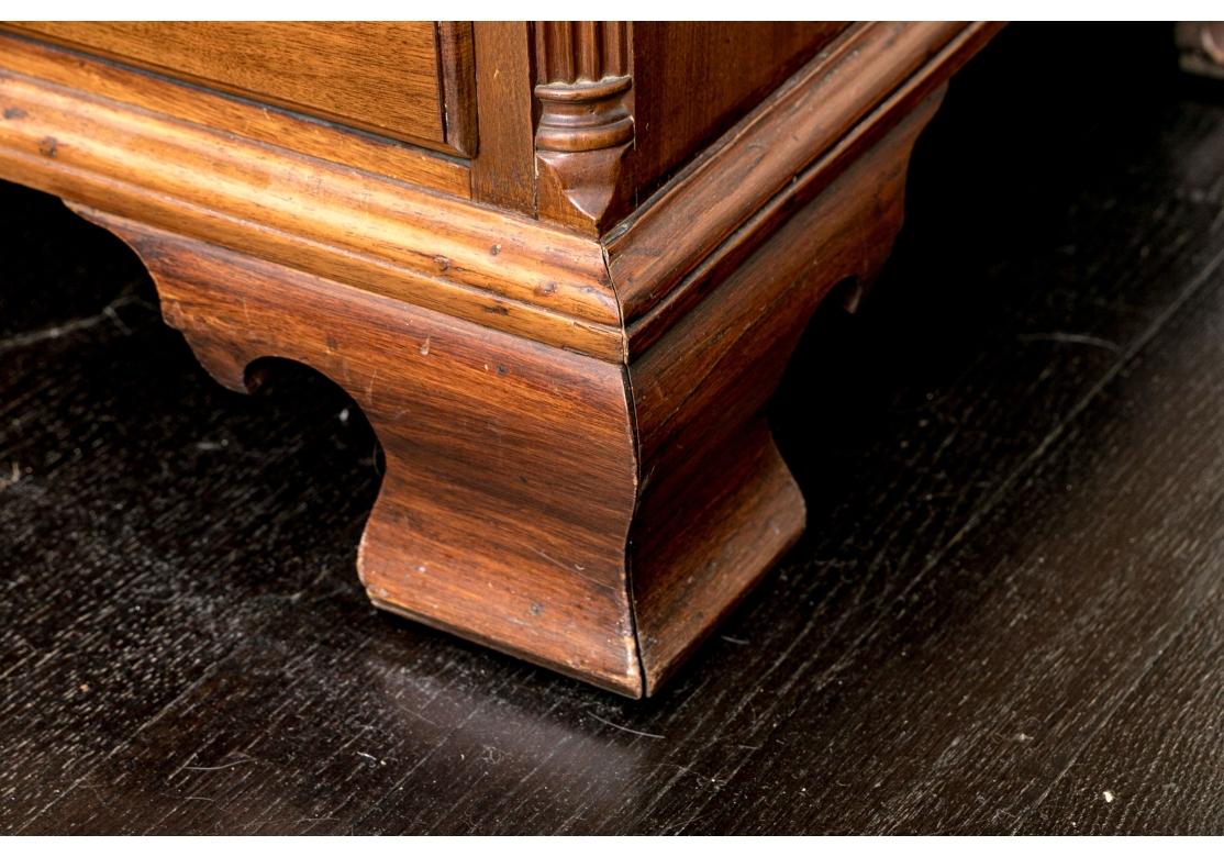Belle et ancienne table de bureau Chippendale américaine à façade avant État moyen - En vente à Bridgeport, CT