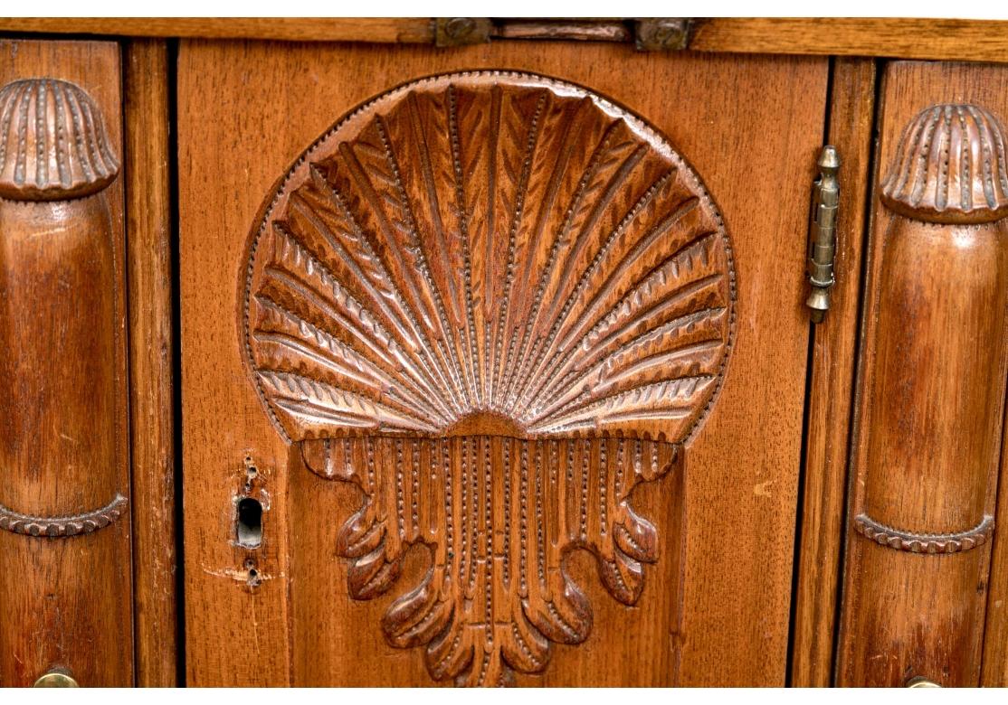 XVIIIe siècle Belle et ancienne table de bureau Chippendale américaine à façade avant en vente