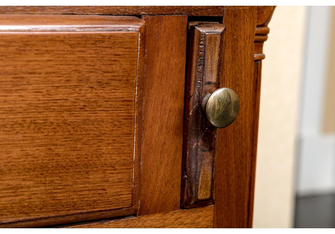 Laiton Belle et ancienne table de bureau Chippendale américaine à façade avant en vente