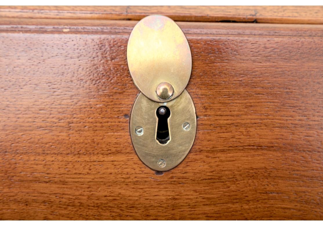Belle et ancienne table de bureau Chippendale américaine à façade avant en vente 2