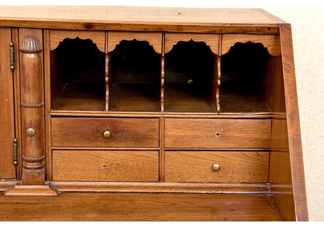 Belle et ancienne table de bureau Chippendale américaine à façade avant en vente 3