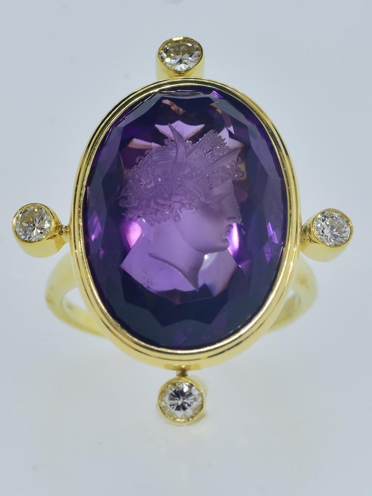 Taille ovale Belle intaille d'améthyste ancienne, C.I.C. 1875, montée sur une bague à diamants contemporaine en vente