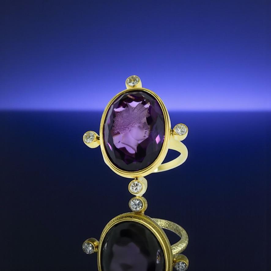 Belle intaille d'améthyste ancienne, C.I.C. 1875, montée sur une bague à diamants contemporaine Excellent état - En vente à Aspen, CO