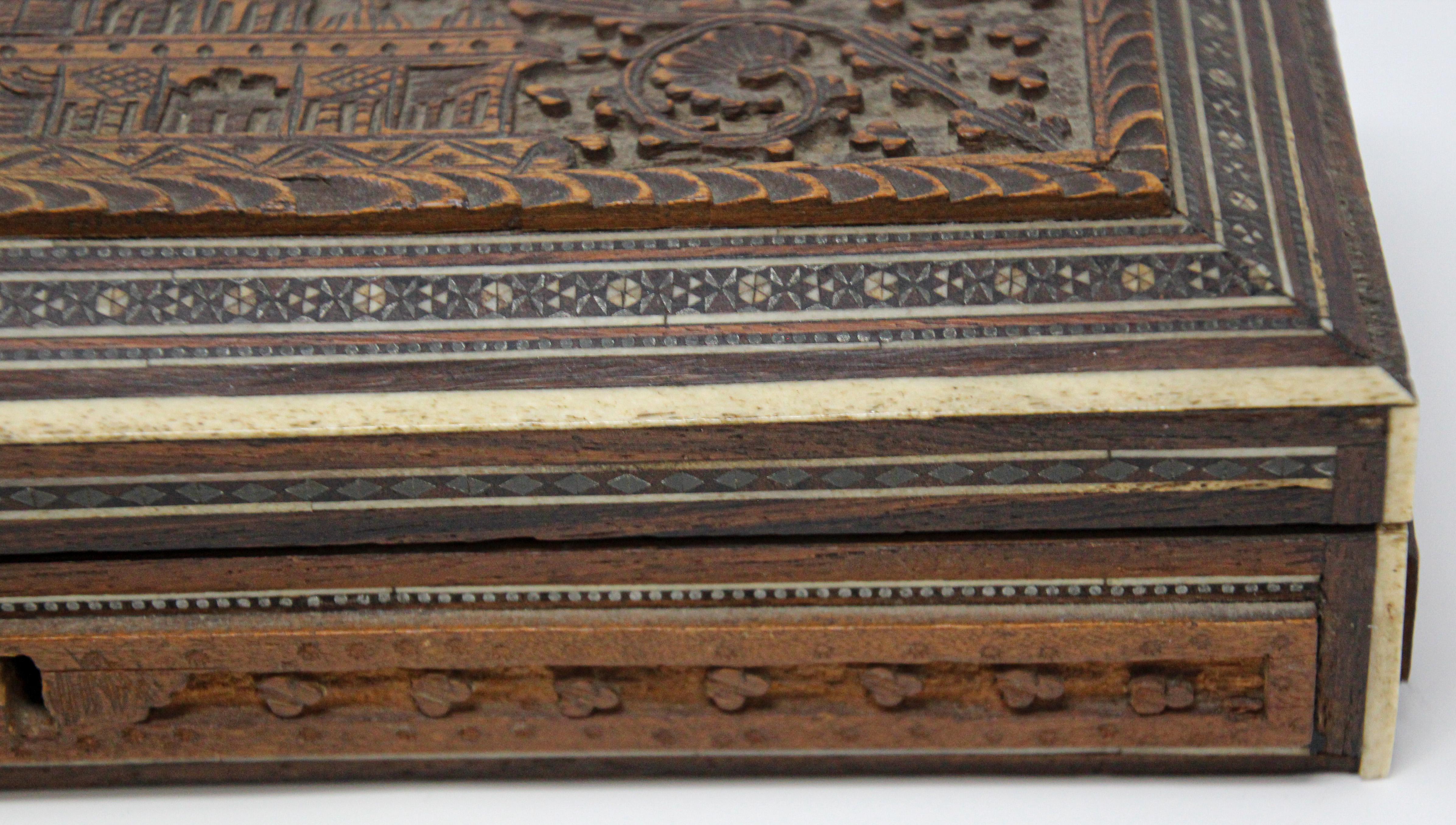 Belle boîte antique anglo-indienne moghole sculptée en vente 2