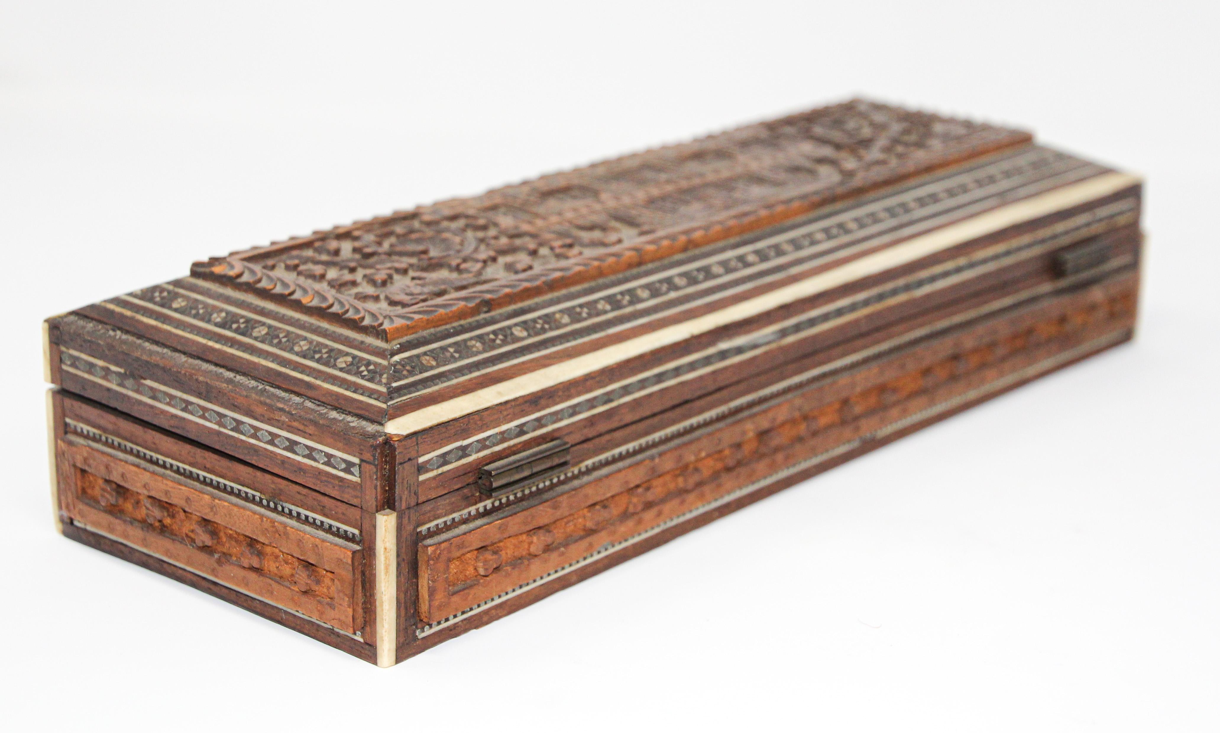 Belle boîte antique anglo-indienne moghole sculptée en vente 5