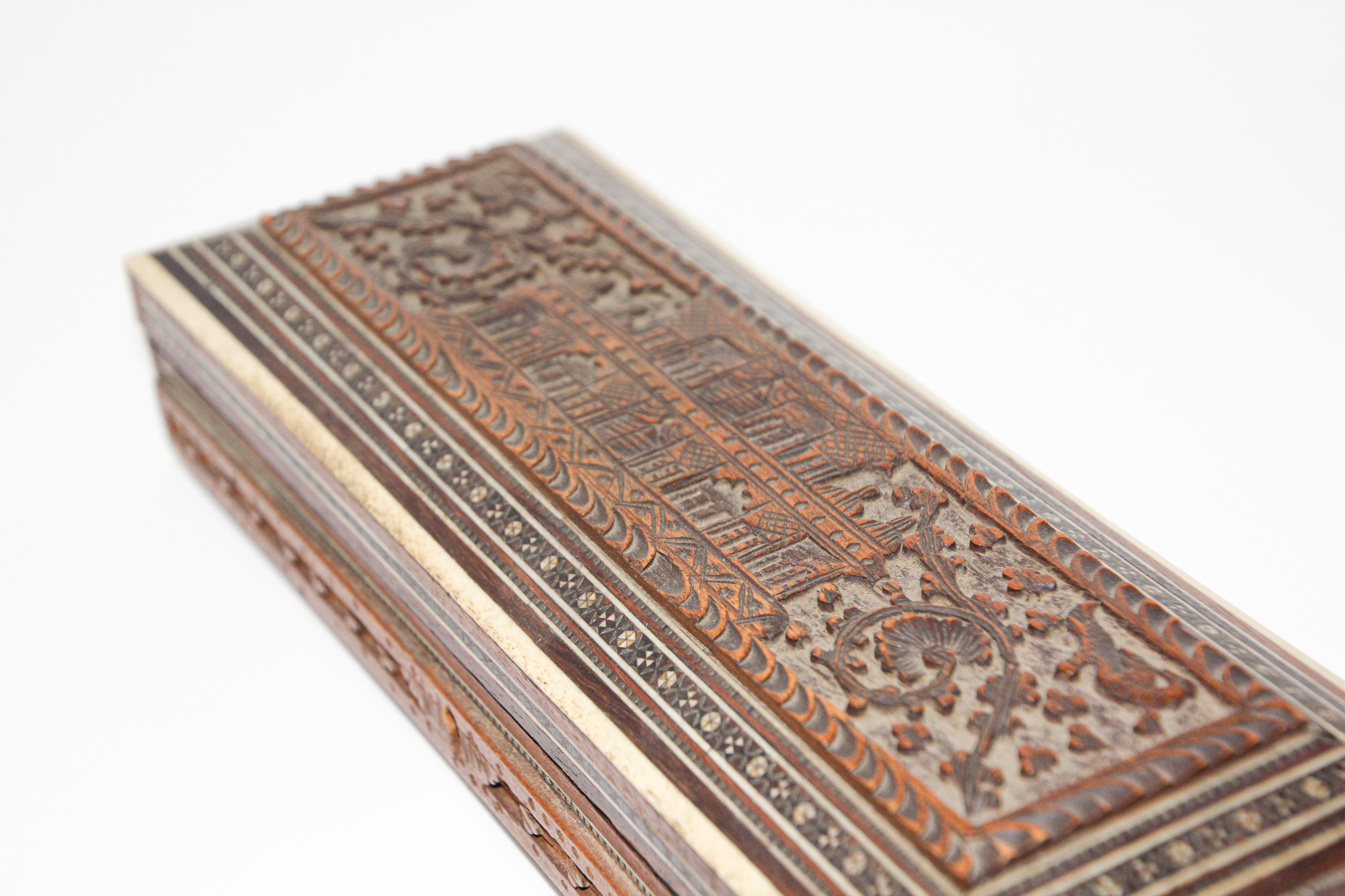 Belle boîte antique anglo-indienne moghole sculptée en vente 7