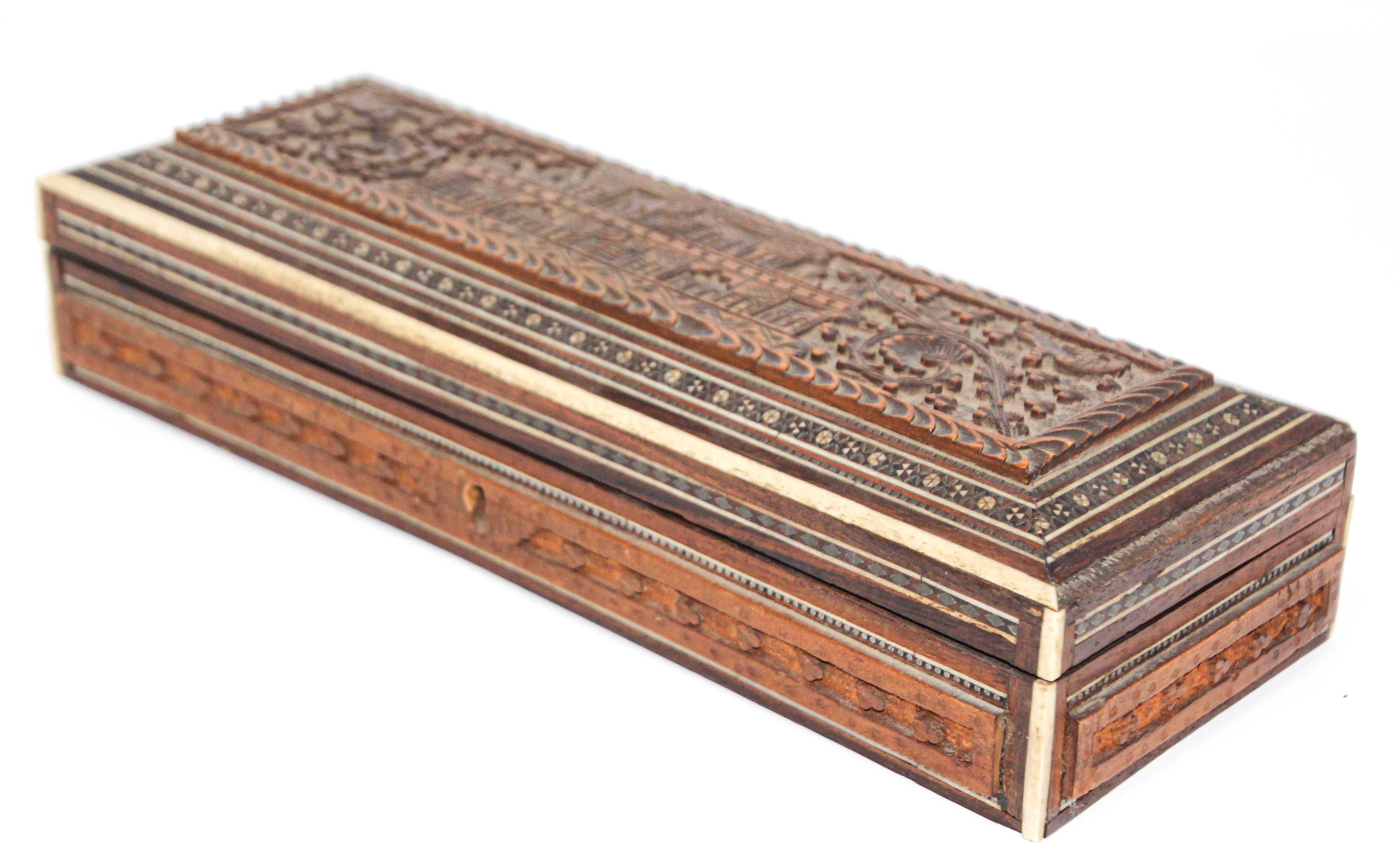 Belle boîte antique anglo-indienne moghole sculptée en vente 10