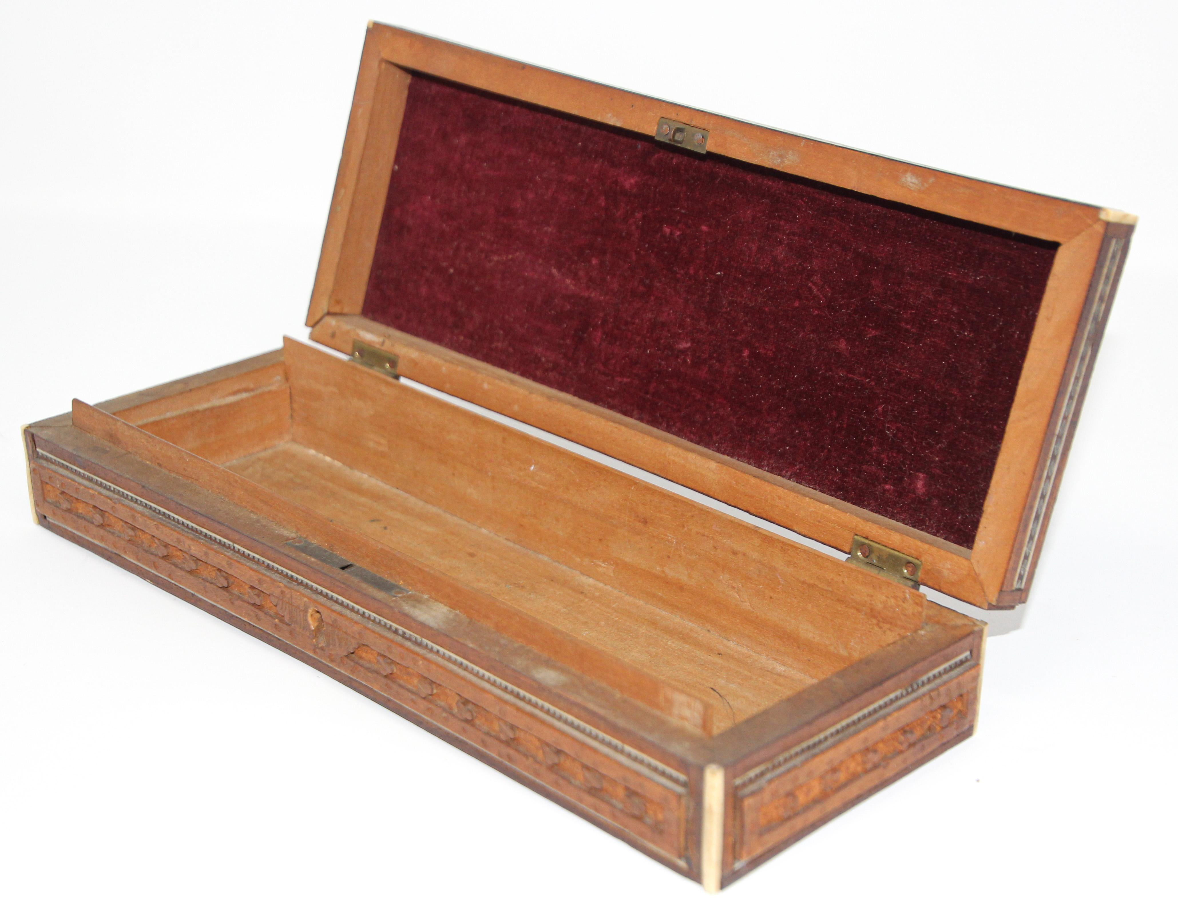 Belle boîte antique anglo-indienne moghole sculptée en vente 11
